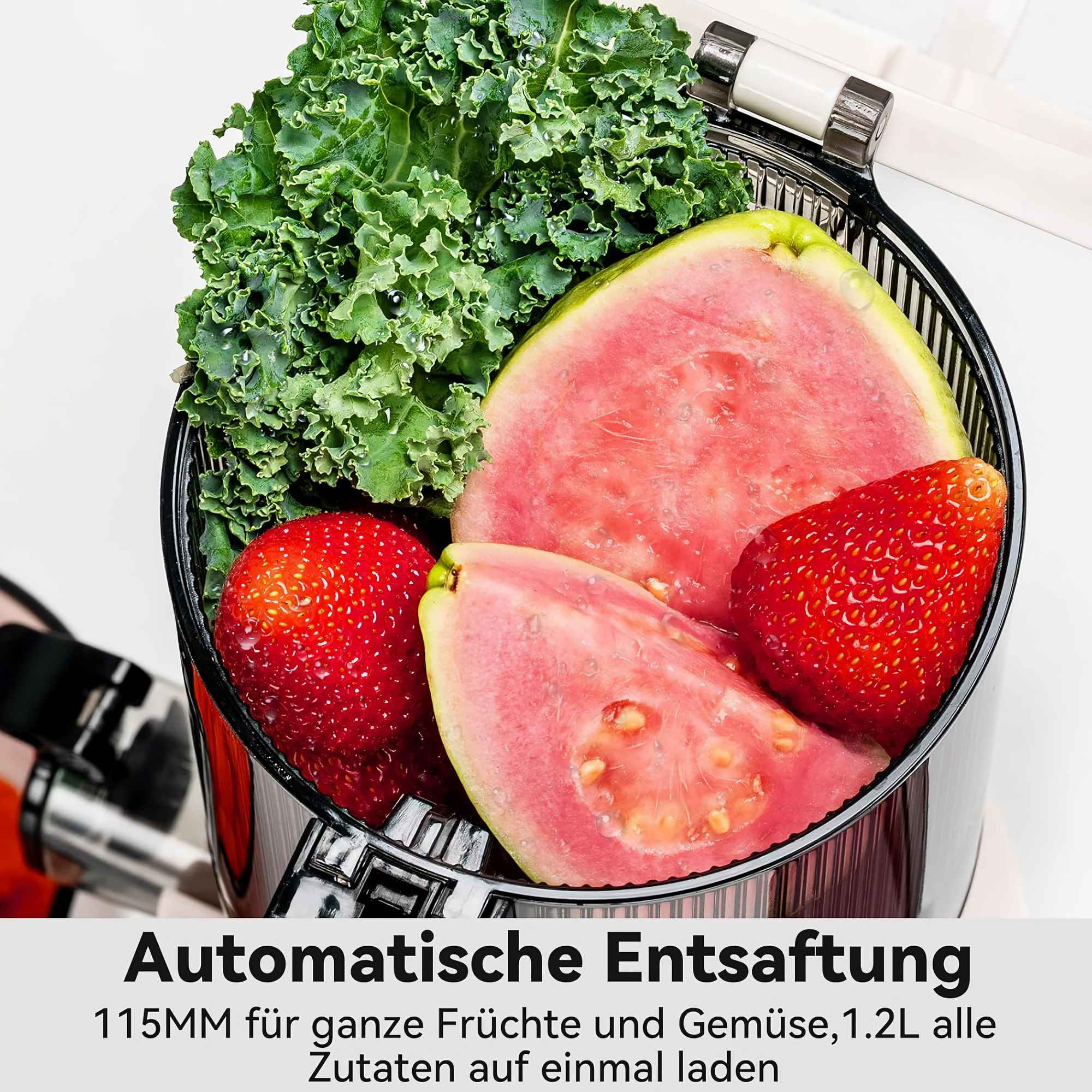 Ein Entsafter mit Grünkohl, Guave und Erdbeeren. Text: Automatische Entsaftung, 115MM für ganze Früchte und Gemüse, 1,2L alle Zutaten auf einmal.