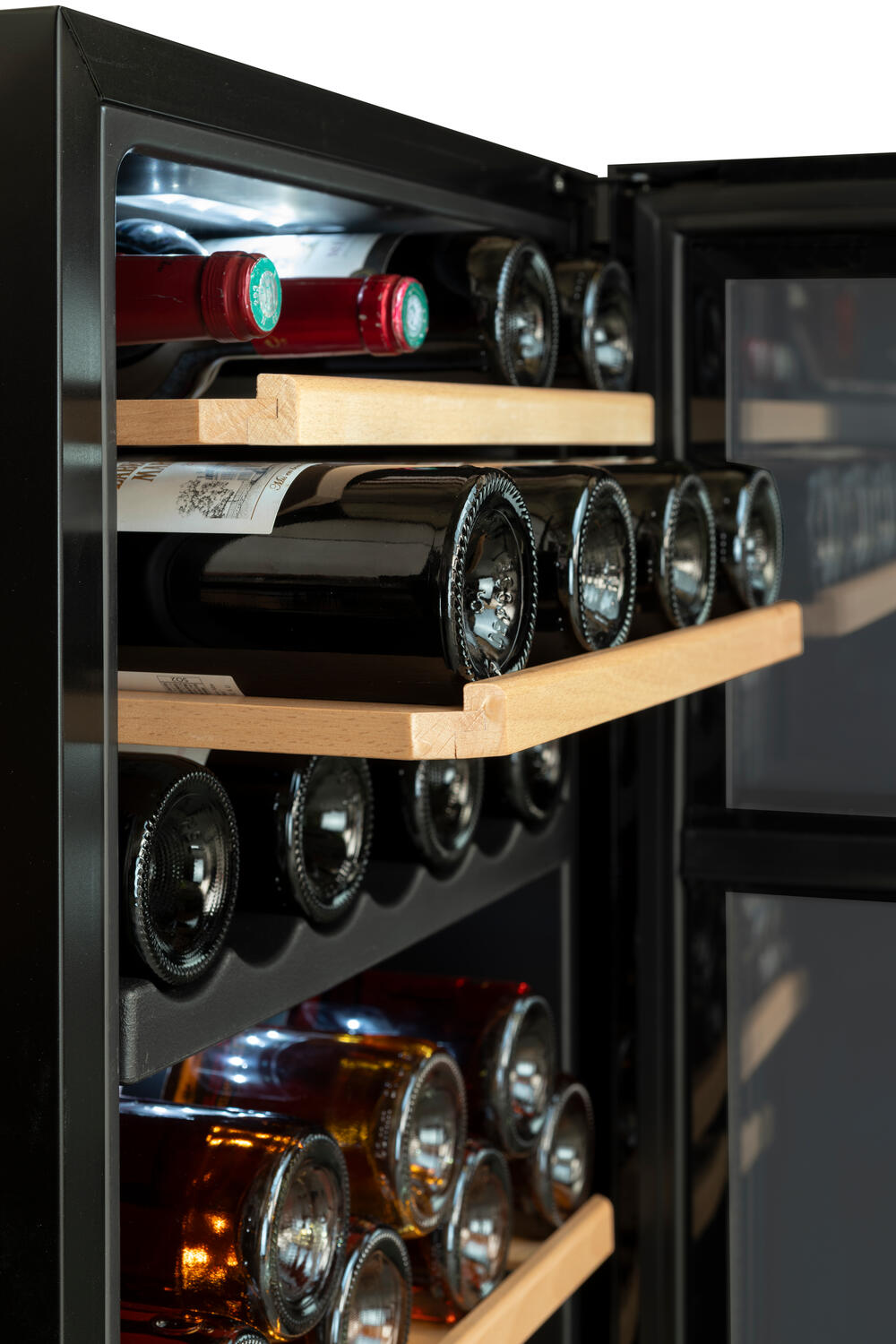 Weinkühler mit mehreren Flaschen. Flaschen mit Rot- und Weißwein sind auf Holzregalen angeordnet. Die Tür ist offen.