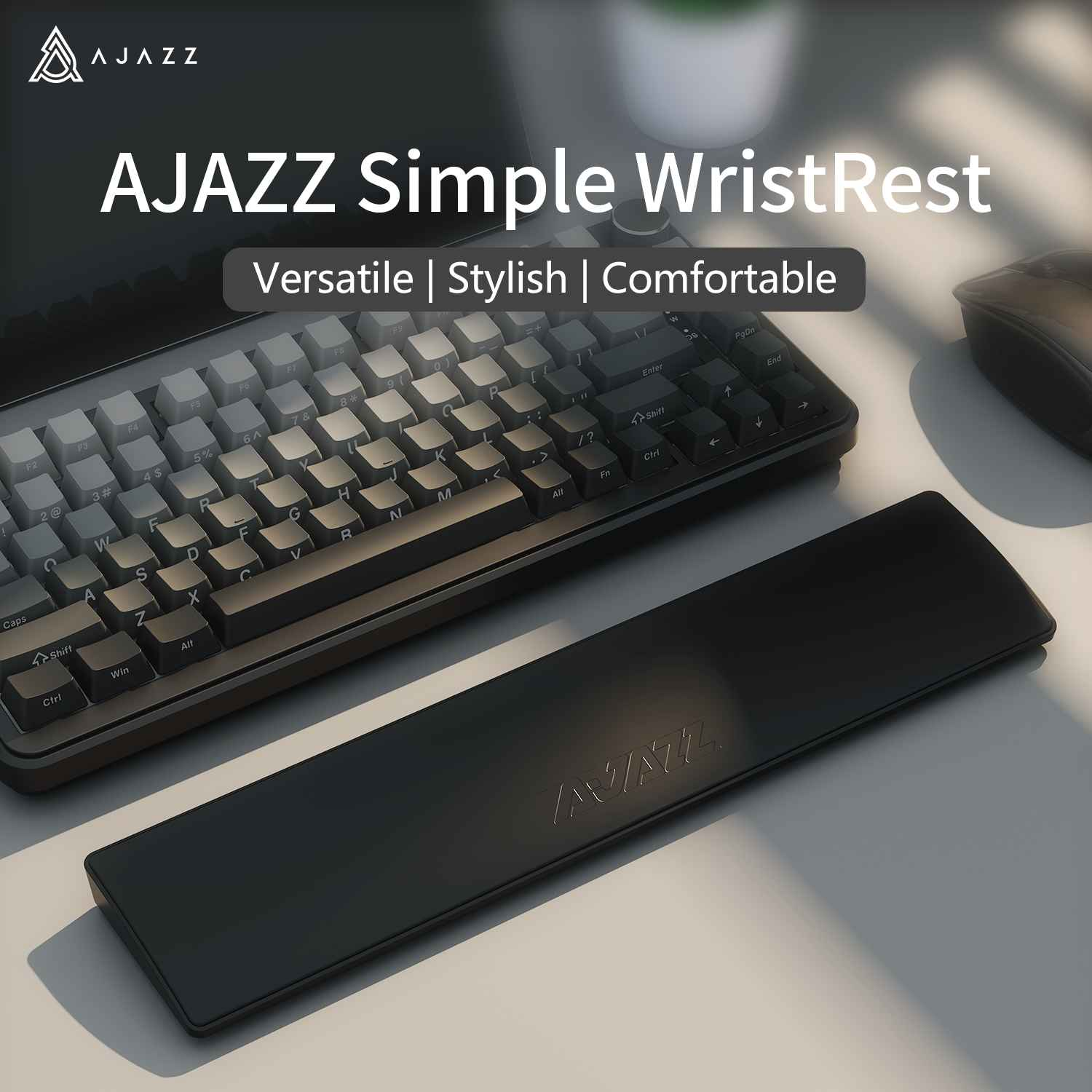 Eine Tastatur und eine Handgelenkauflage liegen auf einem Schreibtisch. Die Tastatur ist schwarz und grau, die Auflage schwarz.