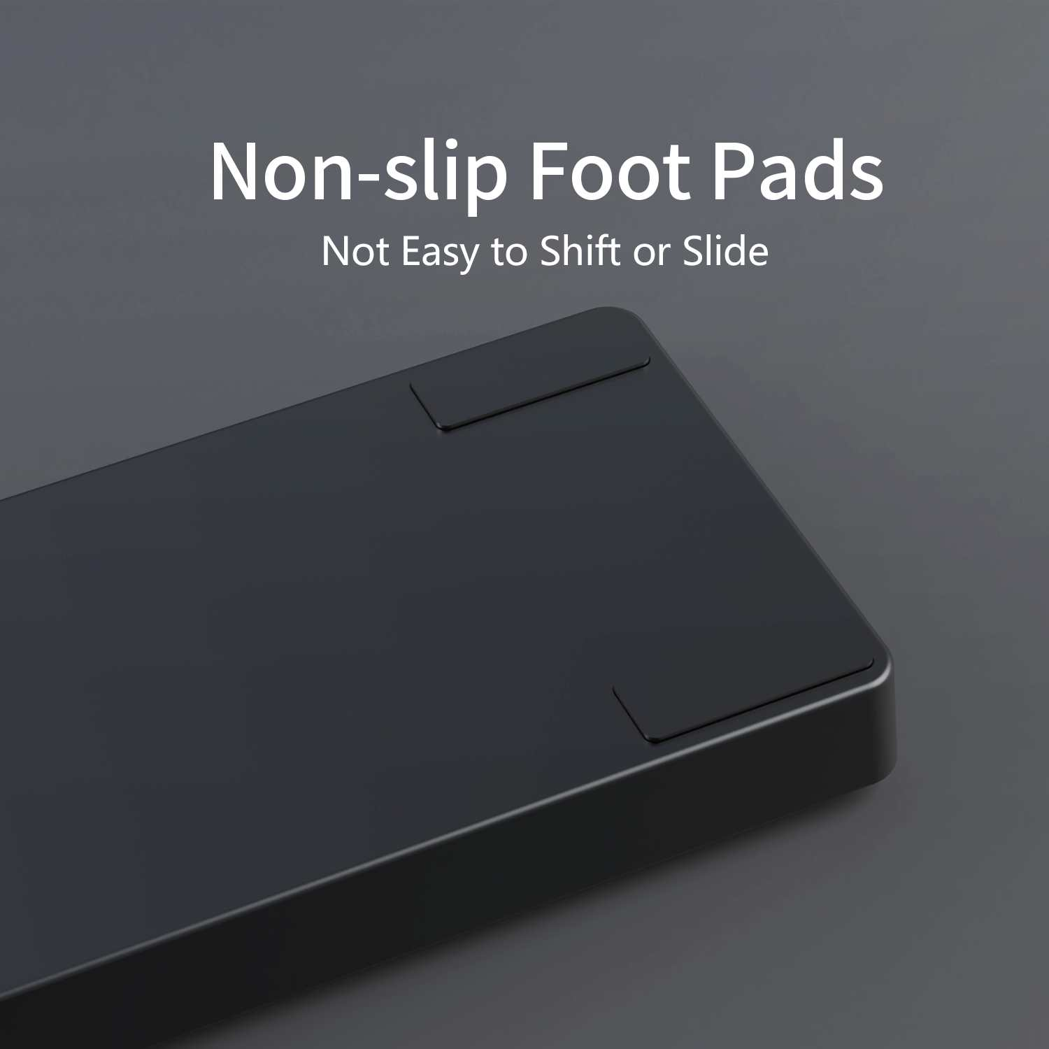 Ein schwarzes rechteckiges Objekt mit zwei schwarzen Pads oben, Text lautet 'Non-slip Foot Pads Not Easy to Shift or Slide' auf grauem Hintergrund.
