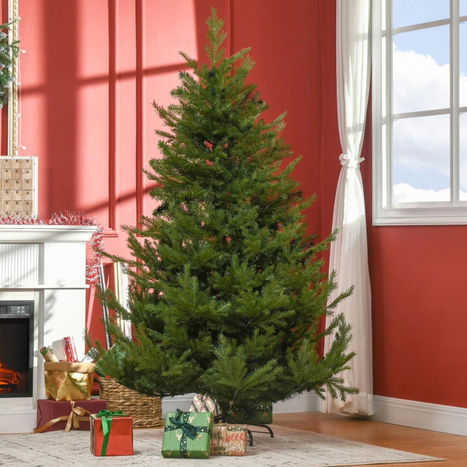 Ein Weihnachtsbaum steht in einem Raum mit roten Wänden. Geschenke liegen unter dem Baum, und rechts ist ein Fenster mit weißem Vorhang.