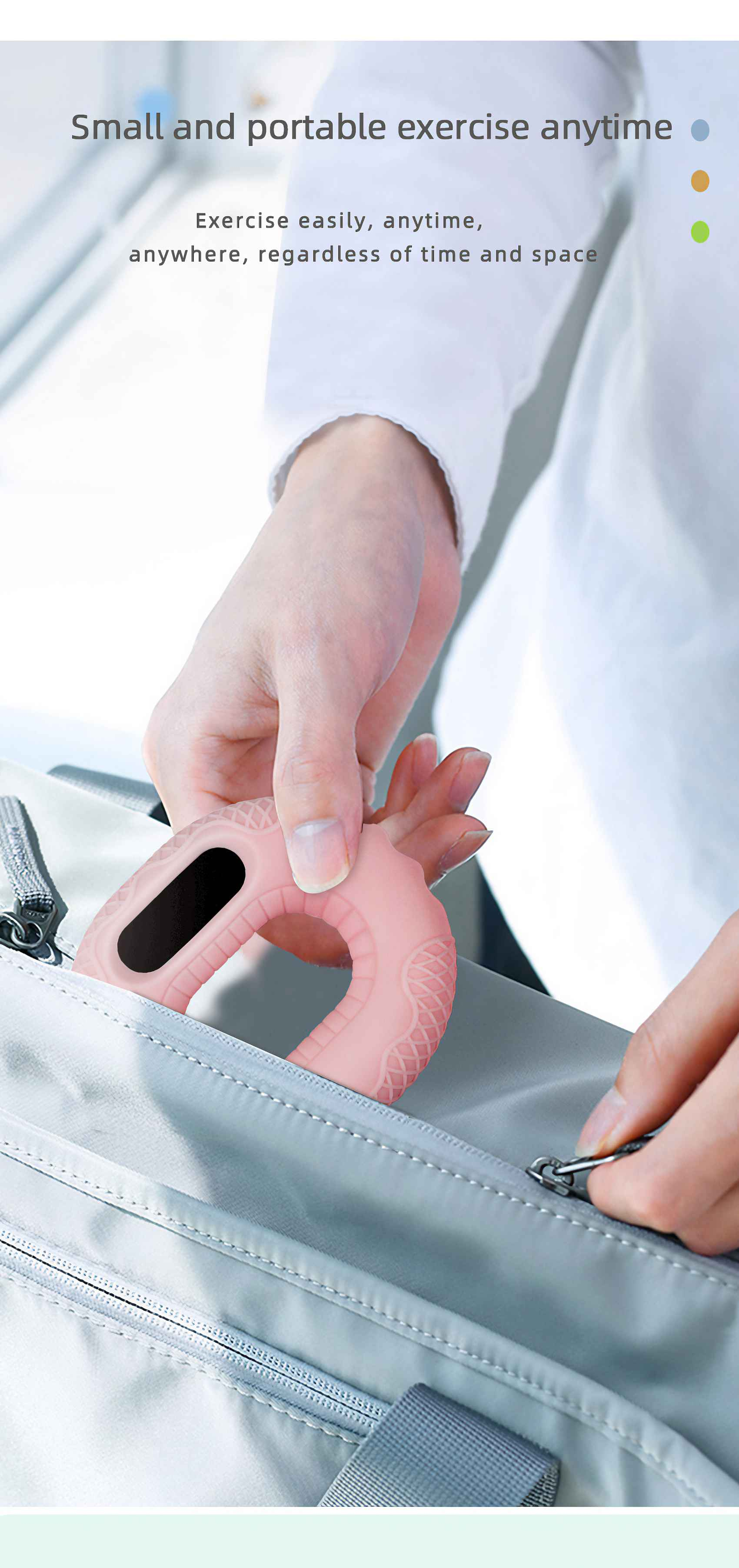 Eine Hand legt ein rosa Handtrainingsgerät in eine graue Tasche. Der Hintergrund ist weiß.