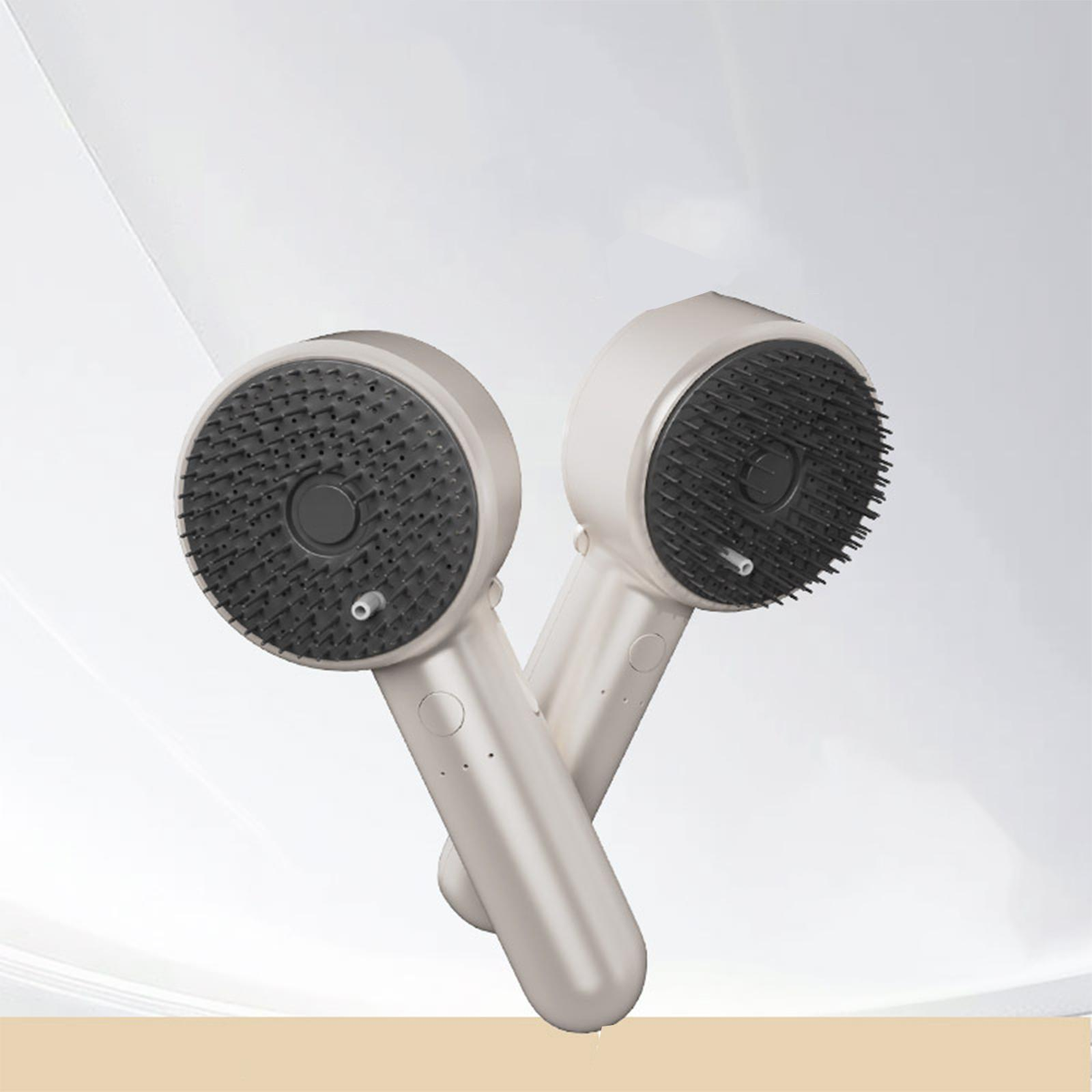 Zwei beige und schwarze Haarstyling-Werkzeuge sind gekreuzt. Sie haben einen runden Bürstenkopf und einen Griff. Der Hintergrund ist weiß.