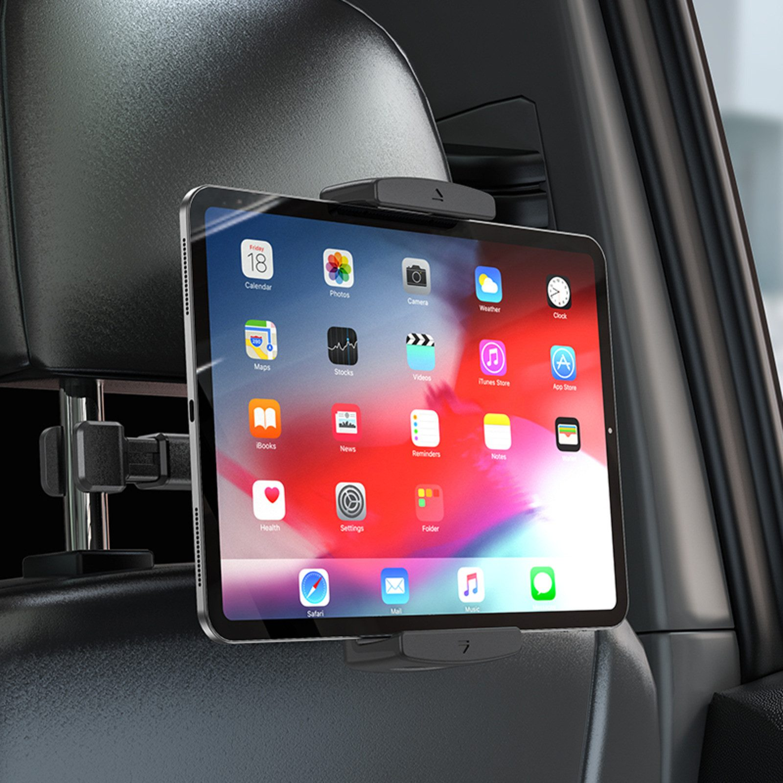 Auf der Rückseite eines Autositzes montiertes Tablet. Das Tablet zeigt App-Symbole an. Die Szene umfasst einen Autositz und eine Kopfstütze.