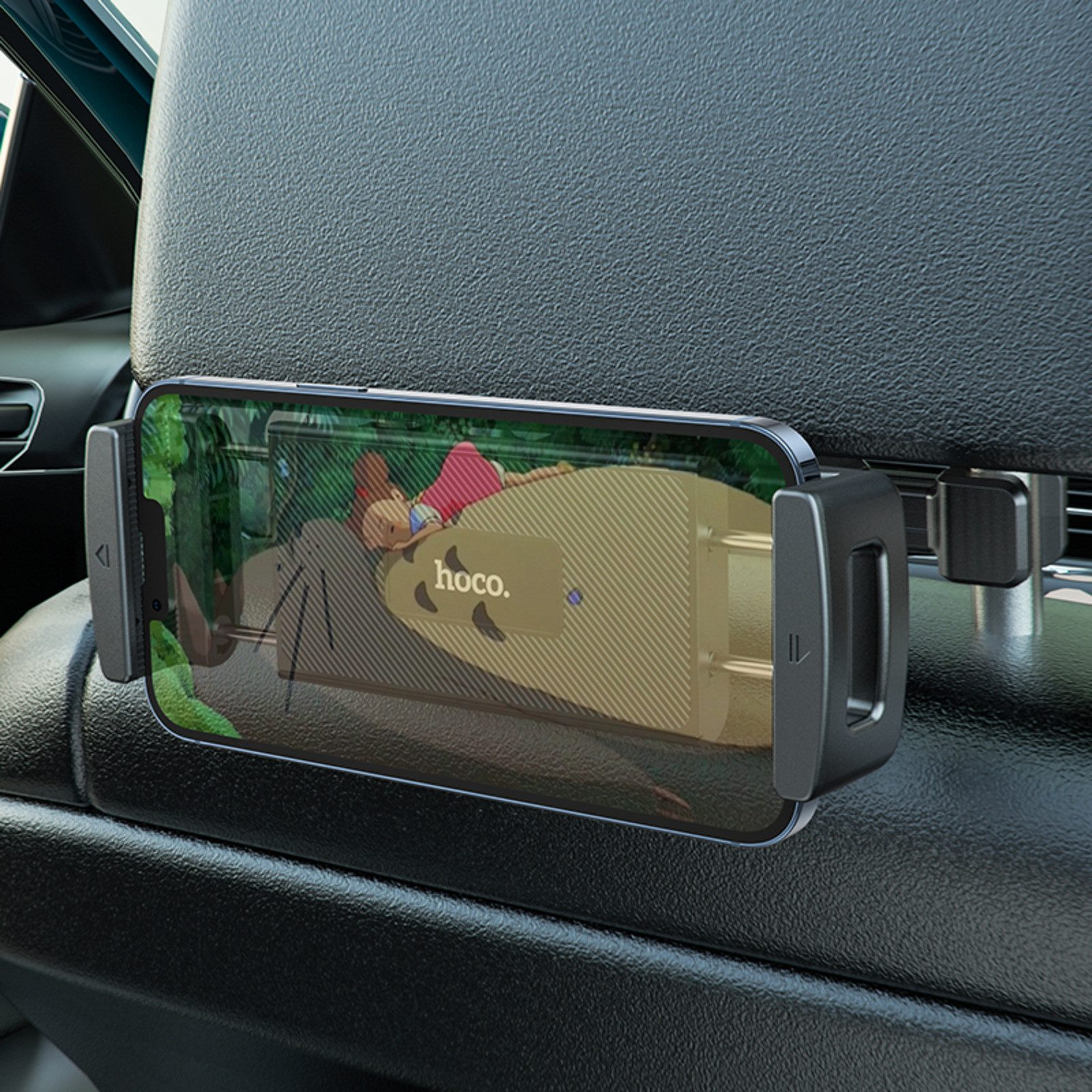 Ein Telefon in einer Autohalterung zeigt eine Animation. Die Halterung befindet sich in einem Auto und zeigt eine Zeichentrickszene.