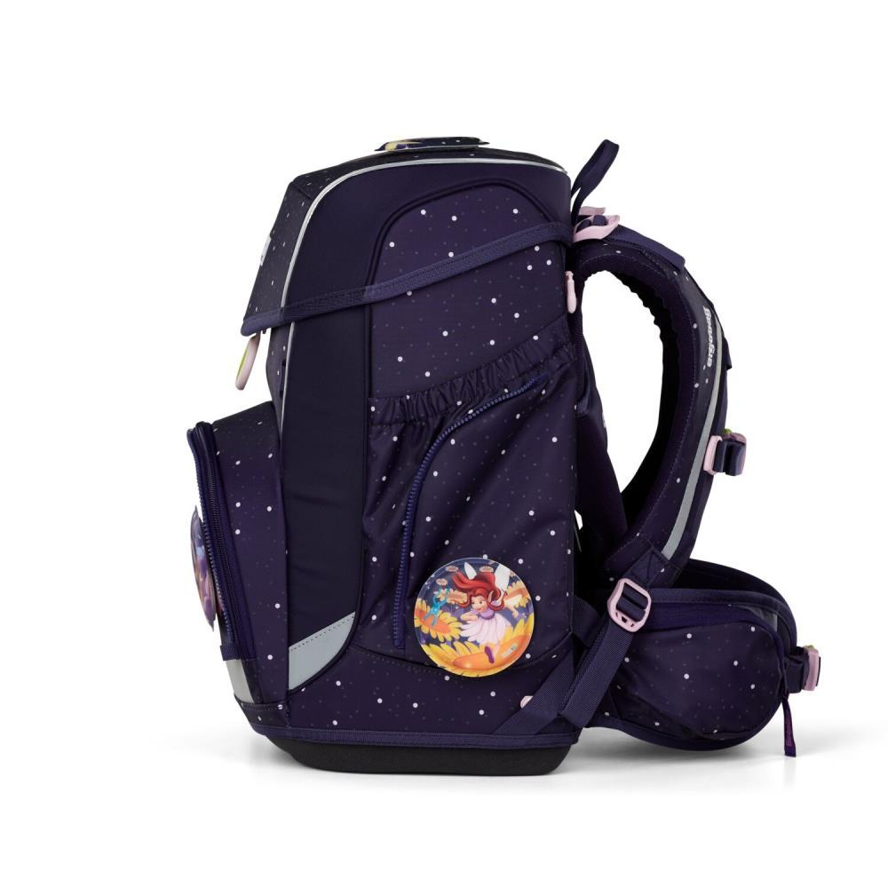 Ein lila Schulrucksack mit weißen Punkten. Er hat mehrere Fächer und ein rundes Abzeichen mit einer Zeichentrickfigur.