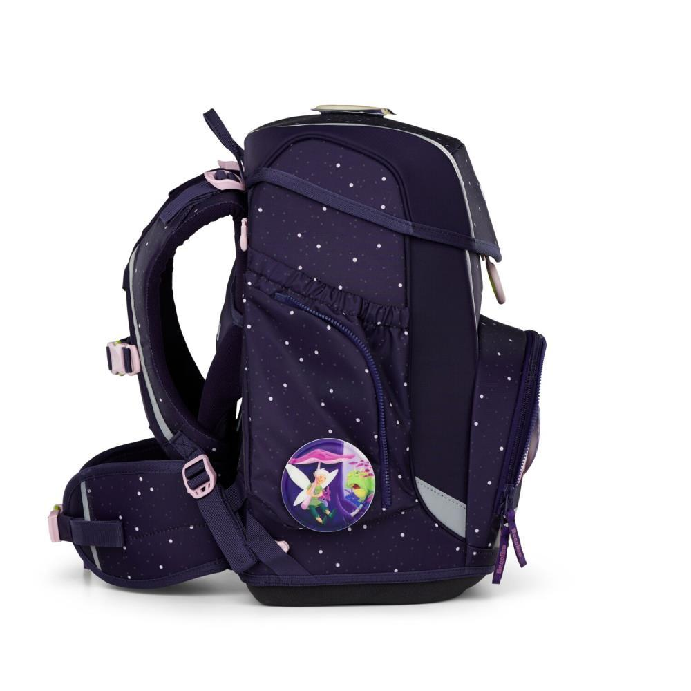 Dunkelblauer Schulrucksack mit weißen Punkten. Er hat rosa Akzente und einen runden Aufnäher mit Feen- und Frosch-Illustration.