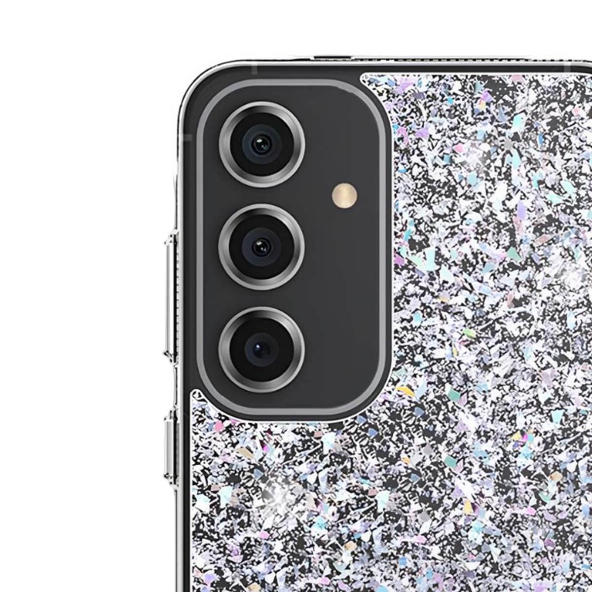 Primo piano di uno smartphone. Il telefono ha tre lenti della fotocamera in fila e un retro scintillante e glitterato.