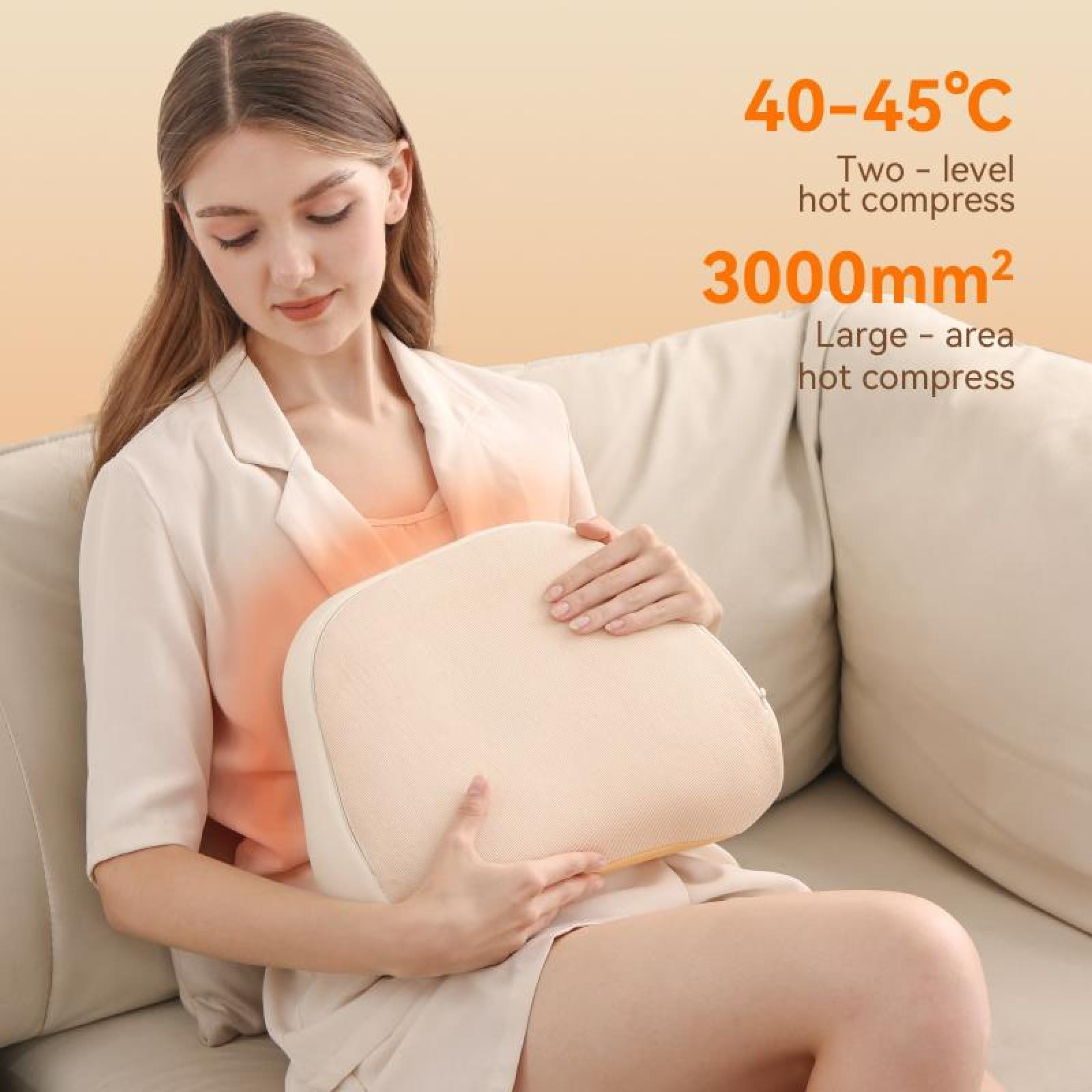 Frau auf einem Sofa, die eine beige Heißkompresse hält. Textüberlagerung: 40-45°C, 3000mm².