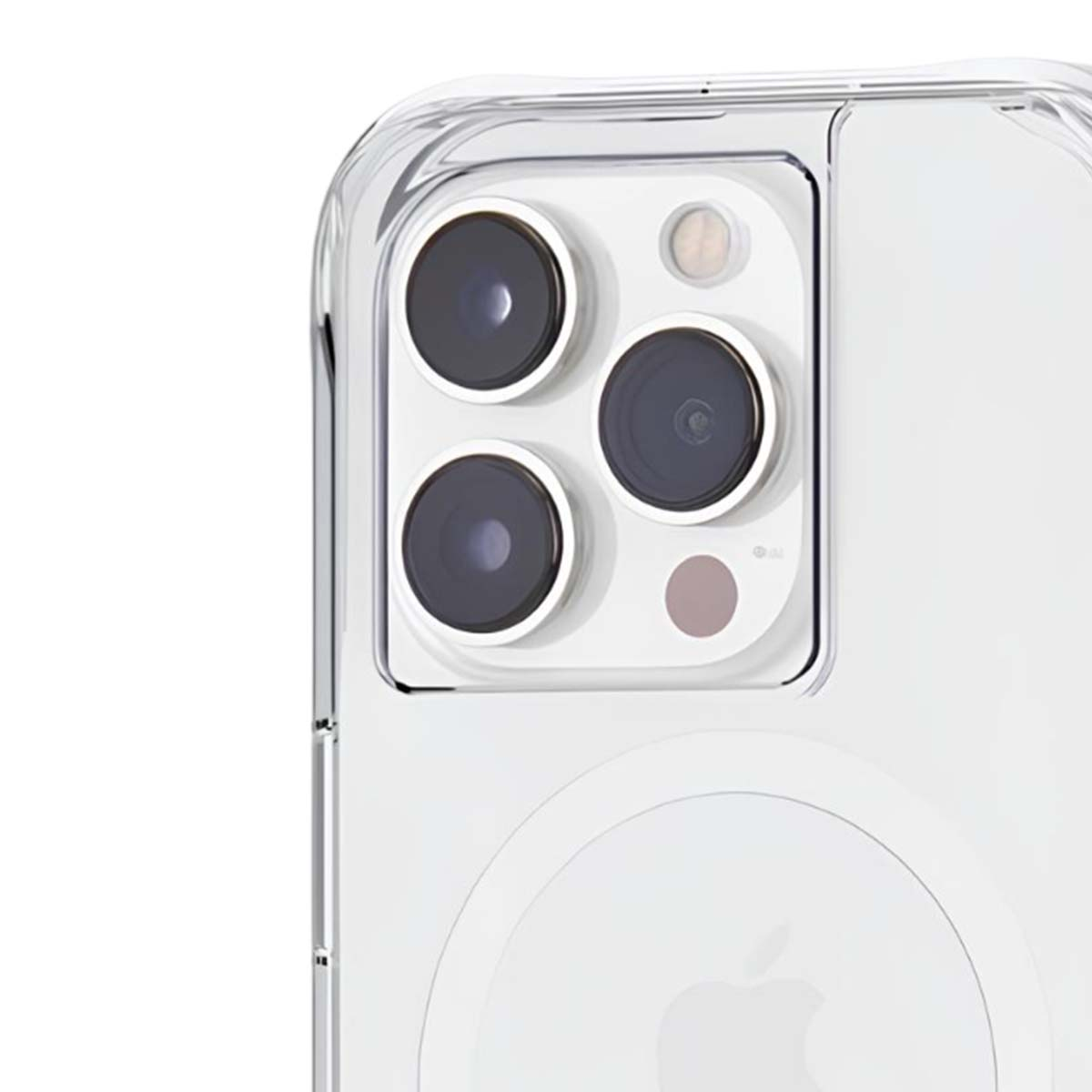 Primo piano di un telefono con custodia trasparente. Sono visibili tre obiettivi, un flash e un piccolo cerchio. Anche il logo Apple è visibile.