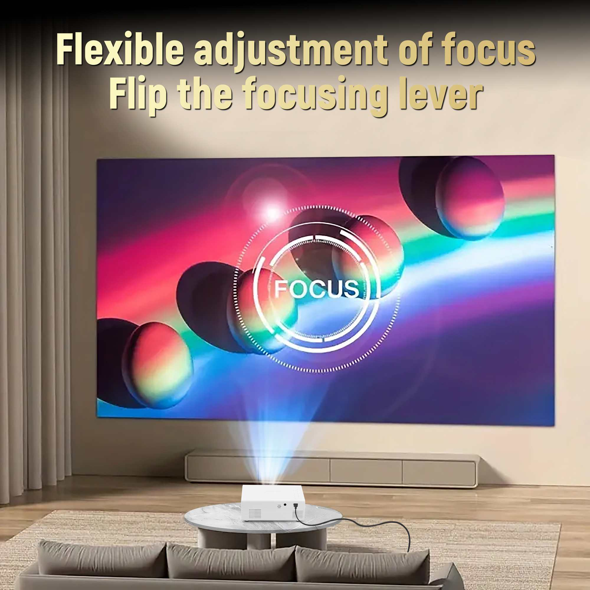 Ein Projektor zeigt ein farbenfrohes Bild auf einer Leinwand. Text hebt flexible Fokuseinstellung hervor. Sofa und Tisch im Vordergrund.