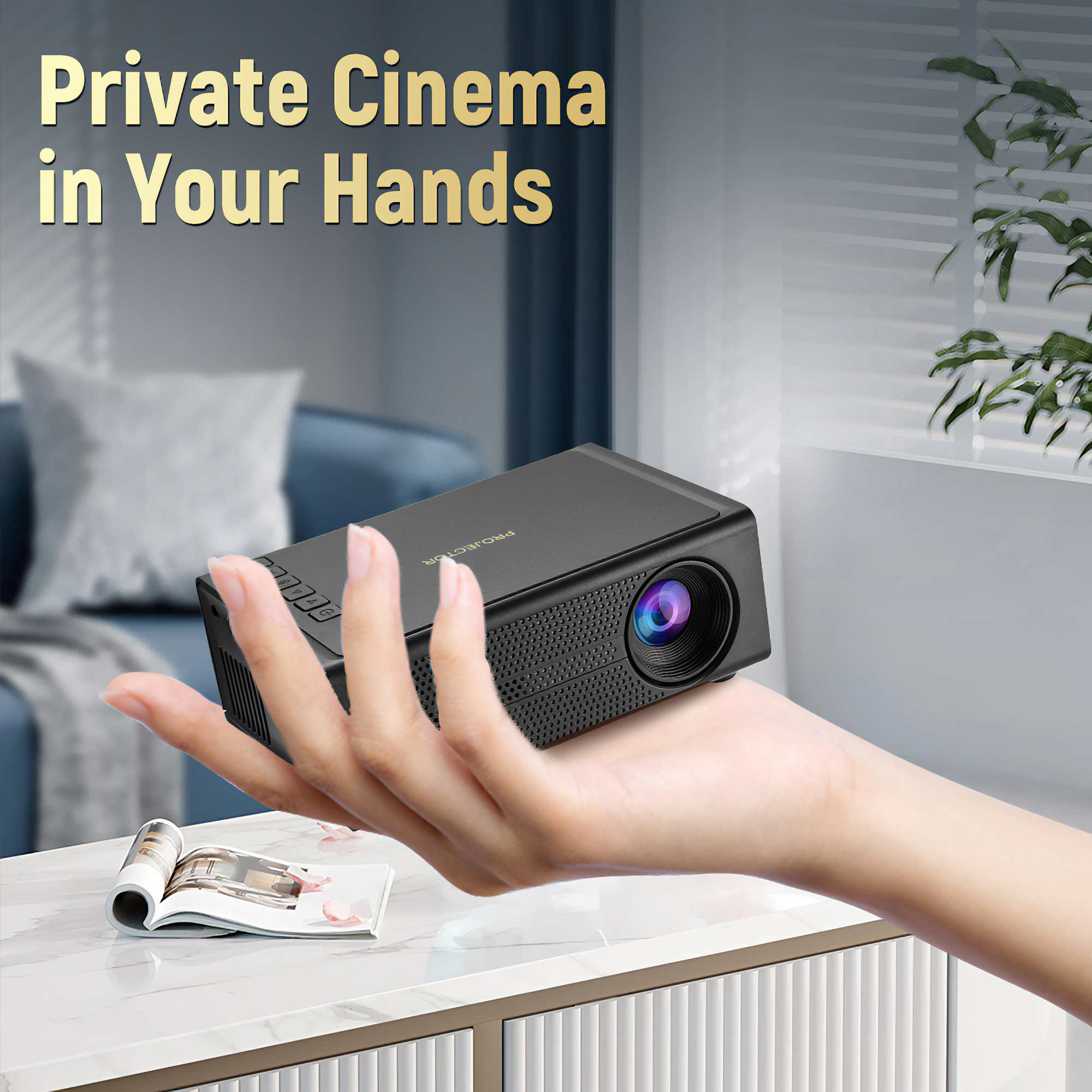 Eine Hand hält einen schwarzen Projektor mit blauem Objektiv. Text: 'Privates Kino in Ihren Händen'.