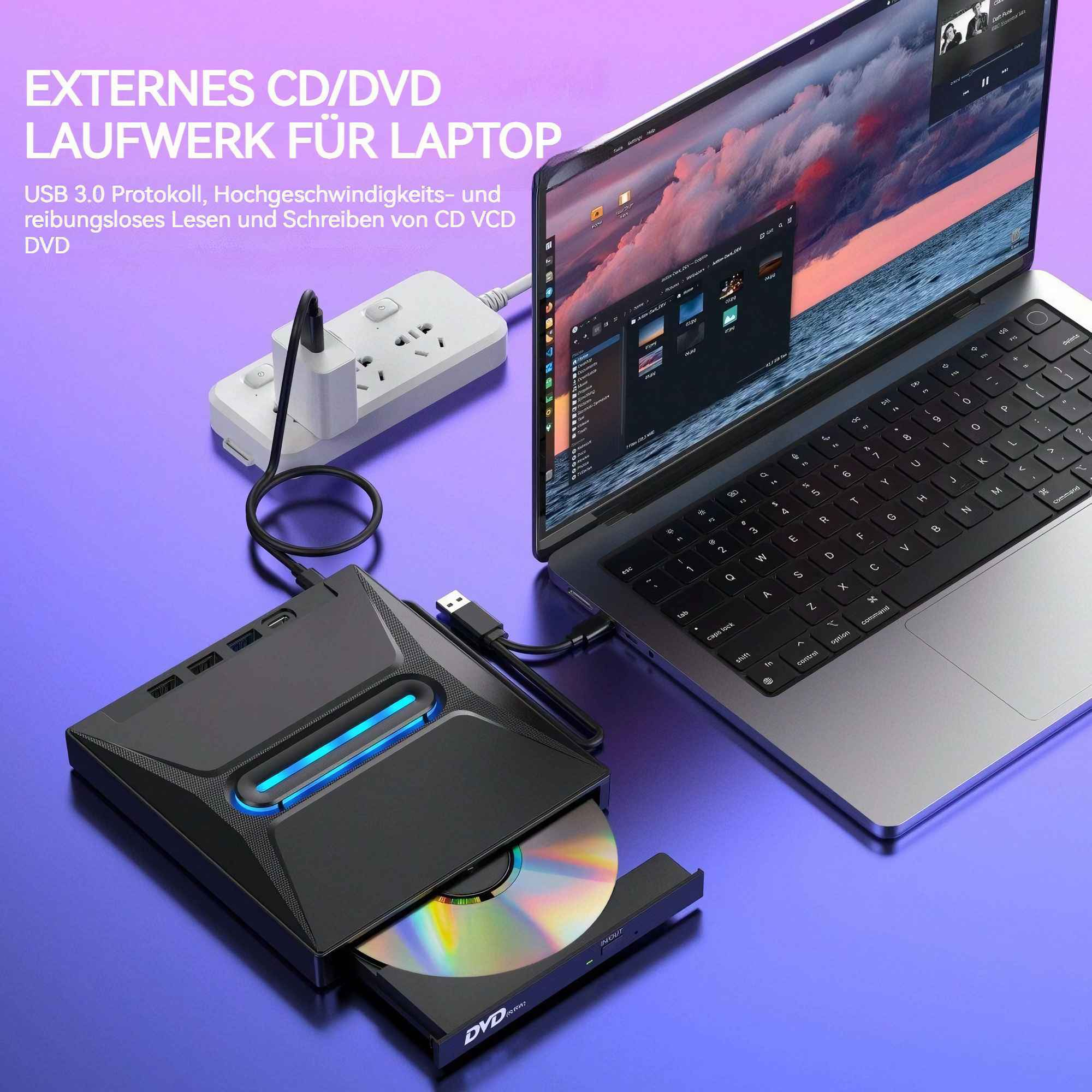 Ein Laptop ist mit einem CD/DVD-Laufwerk verbunden. Eine Disc befindet sich im Laufwerk. Eine Steckdosenleiste ist im Hintergrund.