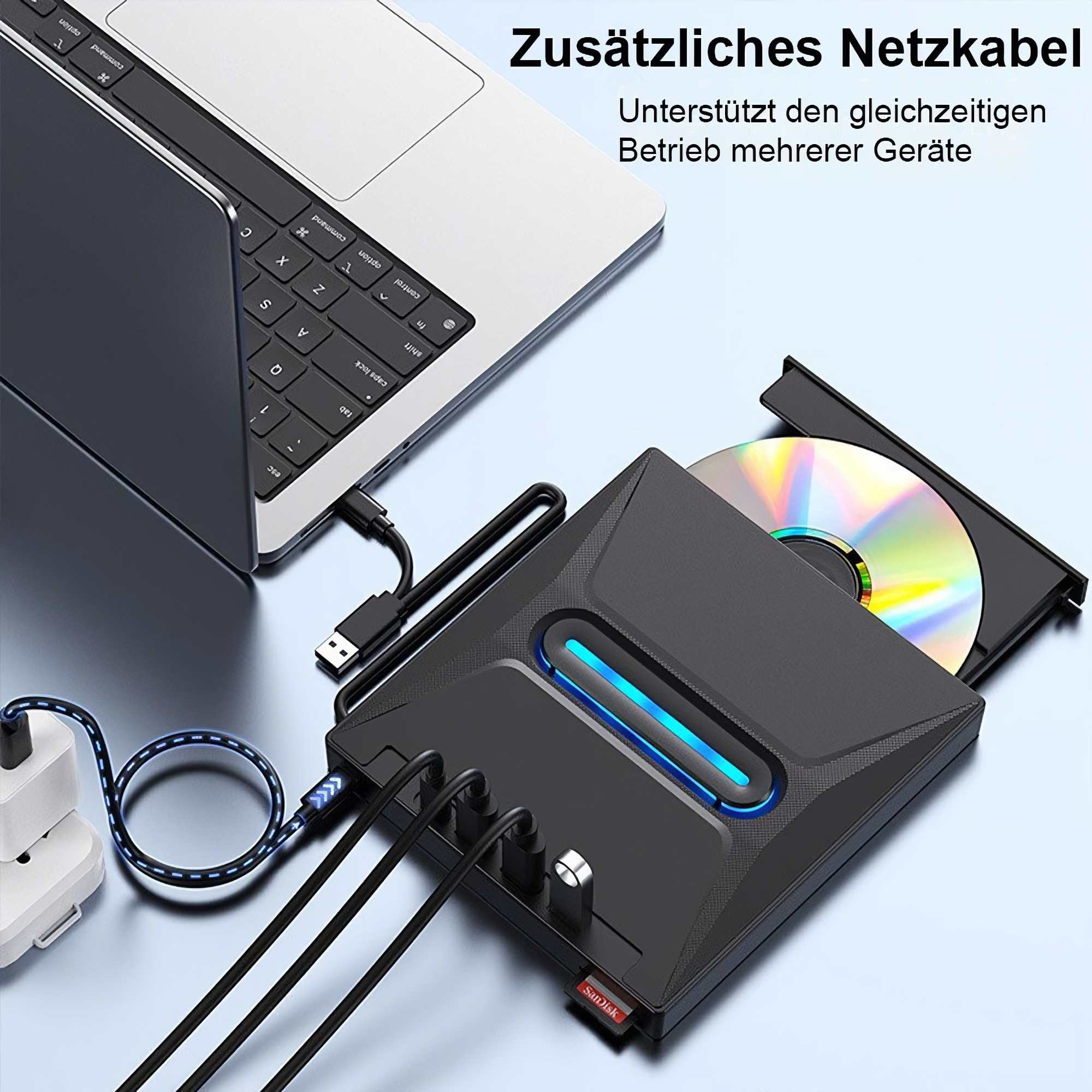 Ein Laptop und ein schwarzer Multiport-Adapter mit CD auf blauem Untergrund. Kabel verbinden sie. Der Adapter hat ein blaues Licht.