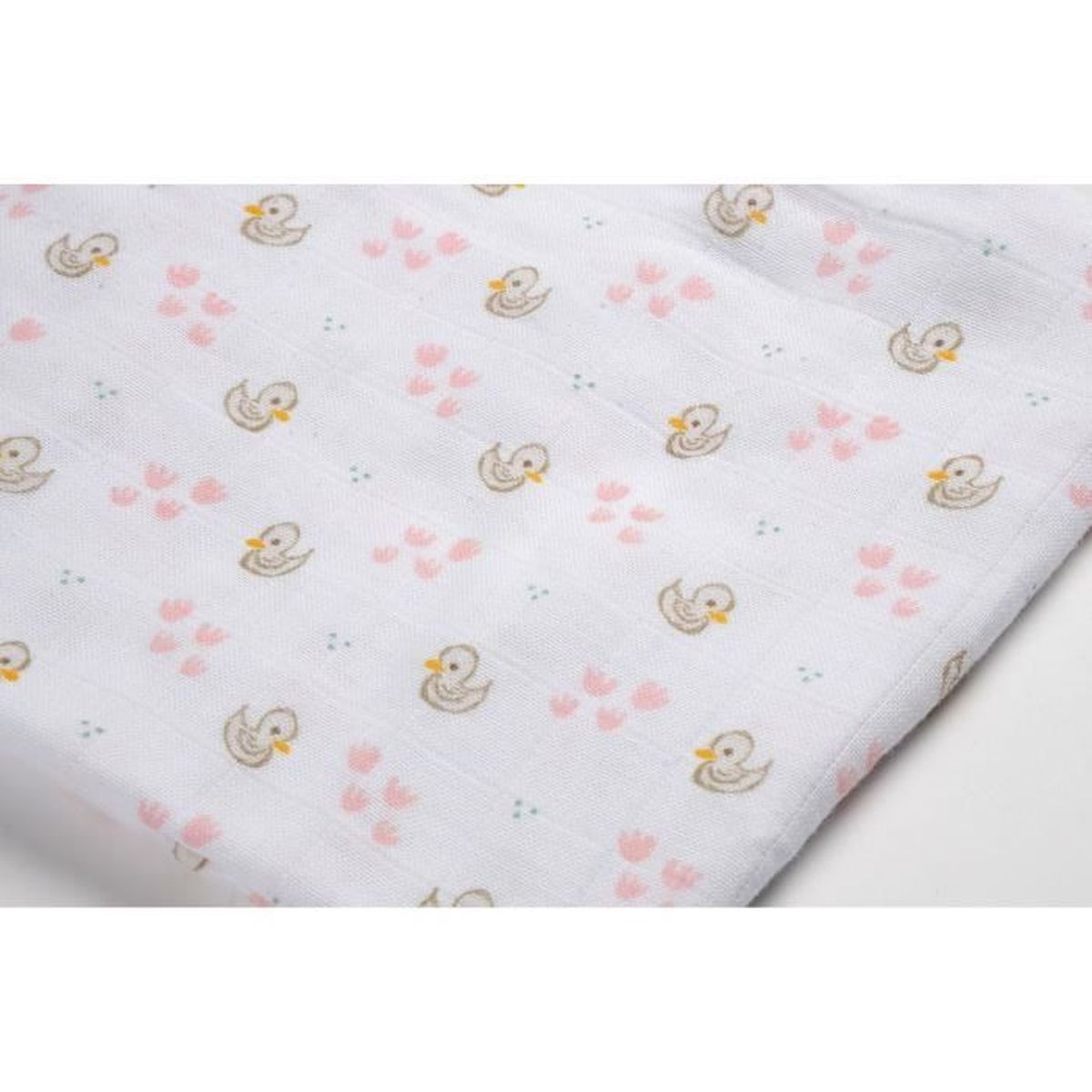 Weißes Baby-Tuch mit Enten- und rosa Blumenmustern.