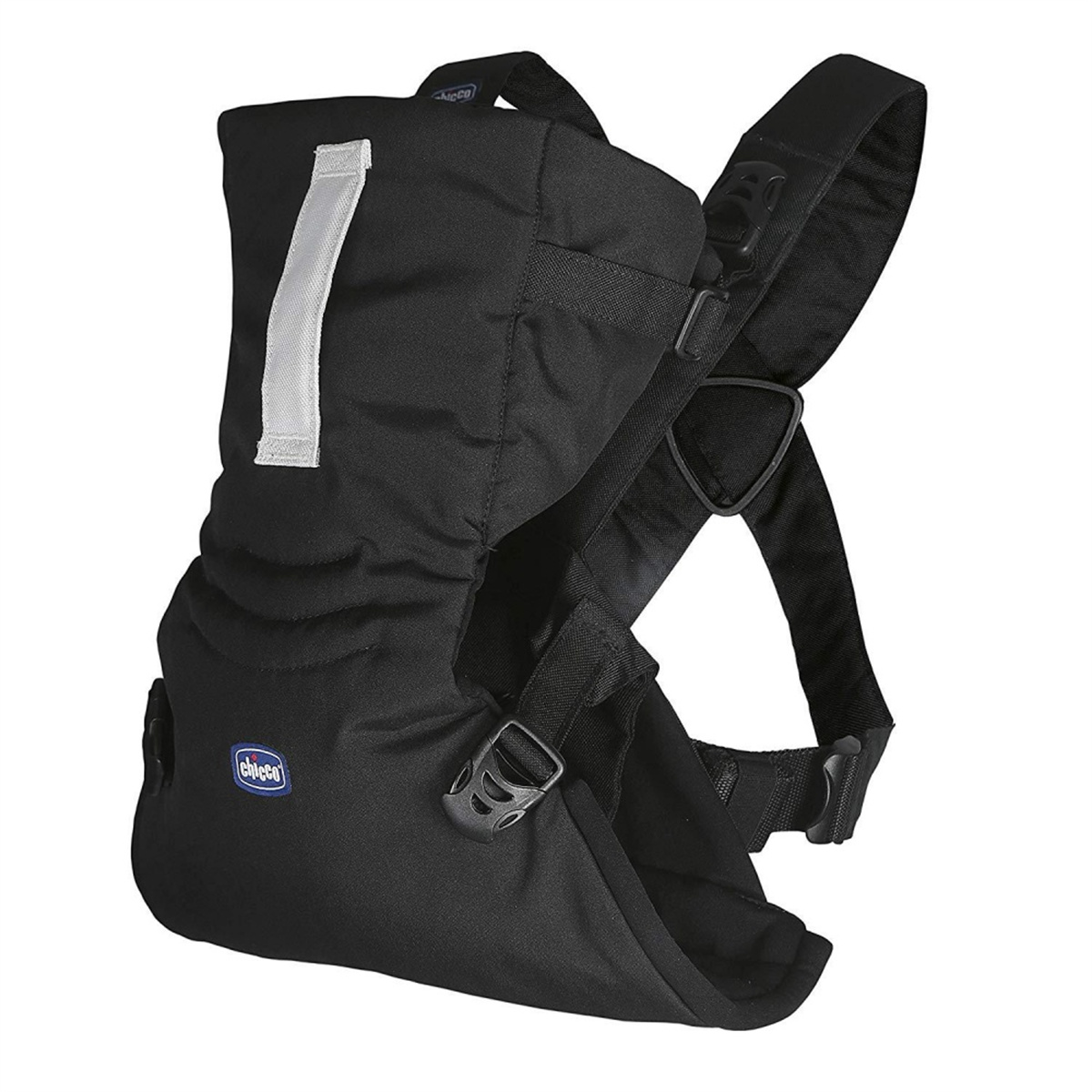Eine schwarze Babytrage mit Gurten, Schnallen und einem reflektierenden Streifen. Das Chicco-Logo ist sichtbar.