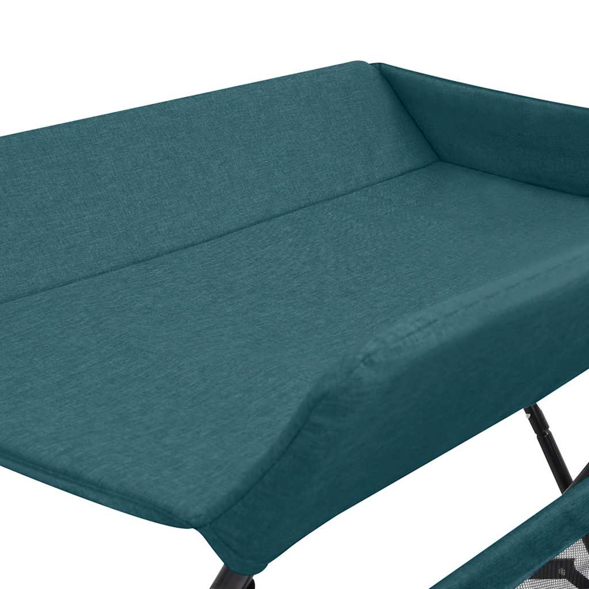 Nahaufnahme einer tealfarbenen Stoffoberfläche, möglicherweise eine Wickelkommode. Der Stoff ist strukturiert und wirkt weich. Schwarze Metallbeine sind sichtbar.