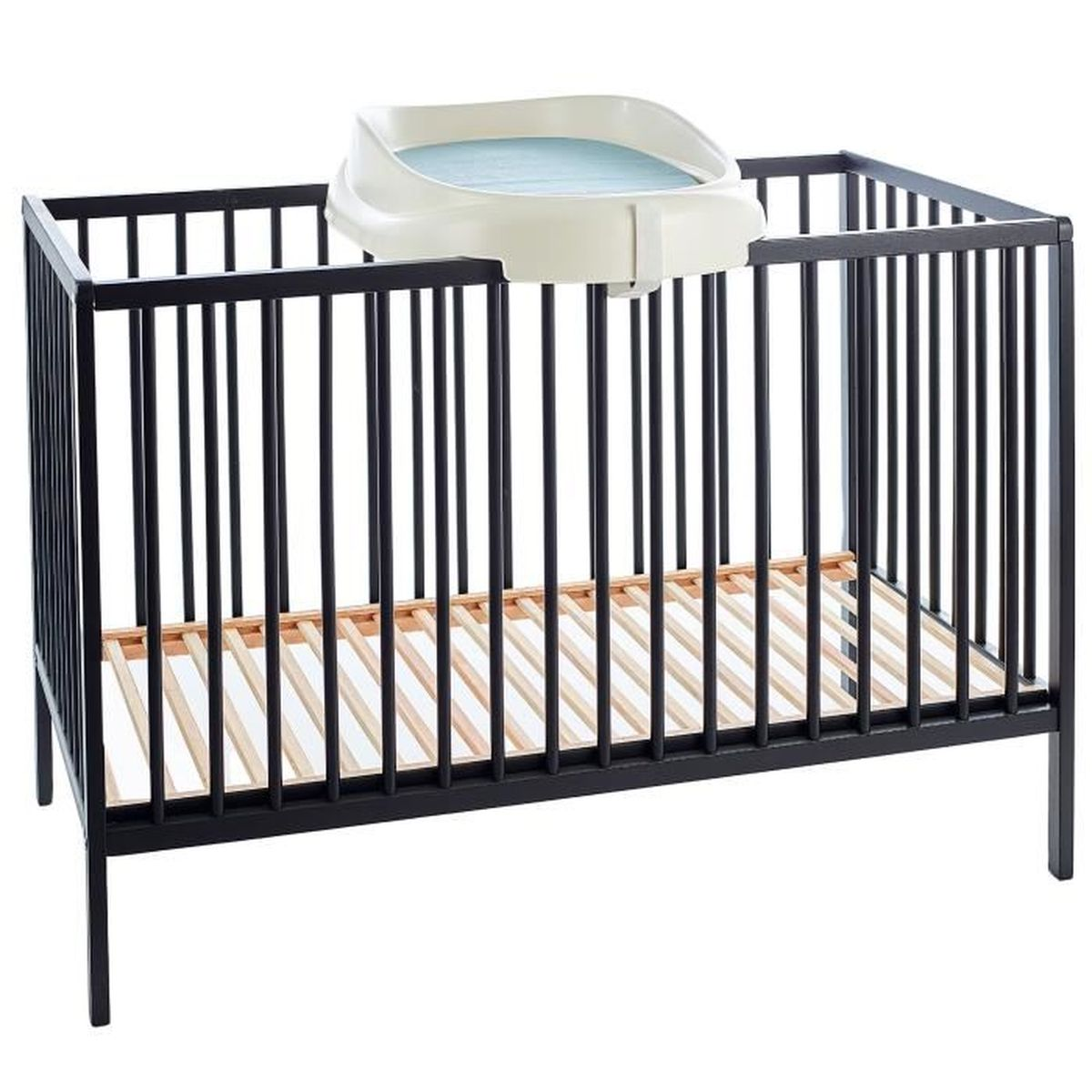 Ein schwarzes Kinderbett mit einer weißen Wickelkommode. Das Bett hat Holzlatten und eine hellblaue Wickelauflage.