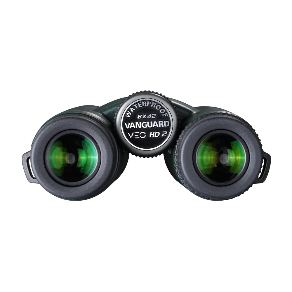 Primer plano de binoculares sobre fondo blanco. Presenta la marca "Vanguard" y la etiqueta "Waterproof", con lentes verdes.
