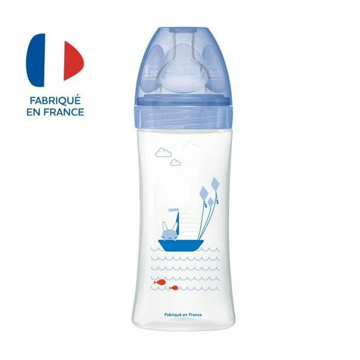 Eine Babyflasche mit blauem Deckel und einem Cartoon-Bootsdesign mit Hase und Fischen. Hergestellt in Frankreich.