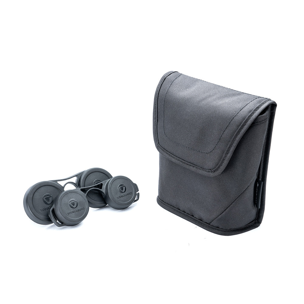 Una funda de binoculares Vanguard negra y un juego de tapas de lentes negras se muestran sobre fondo blanco.