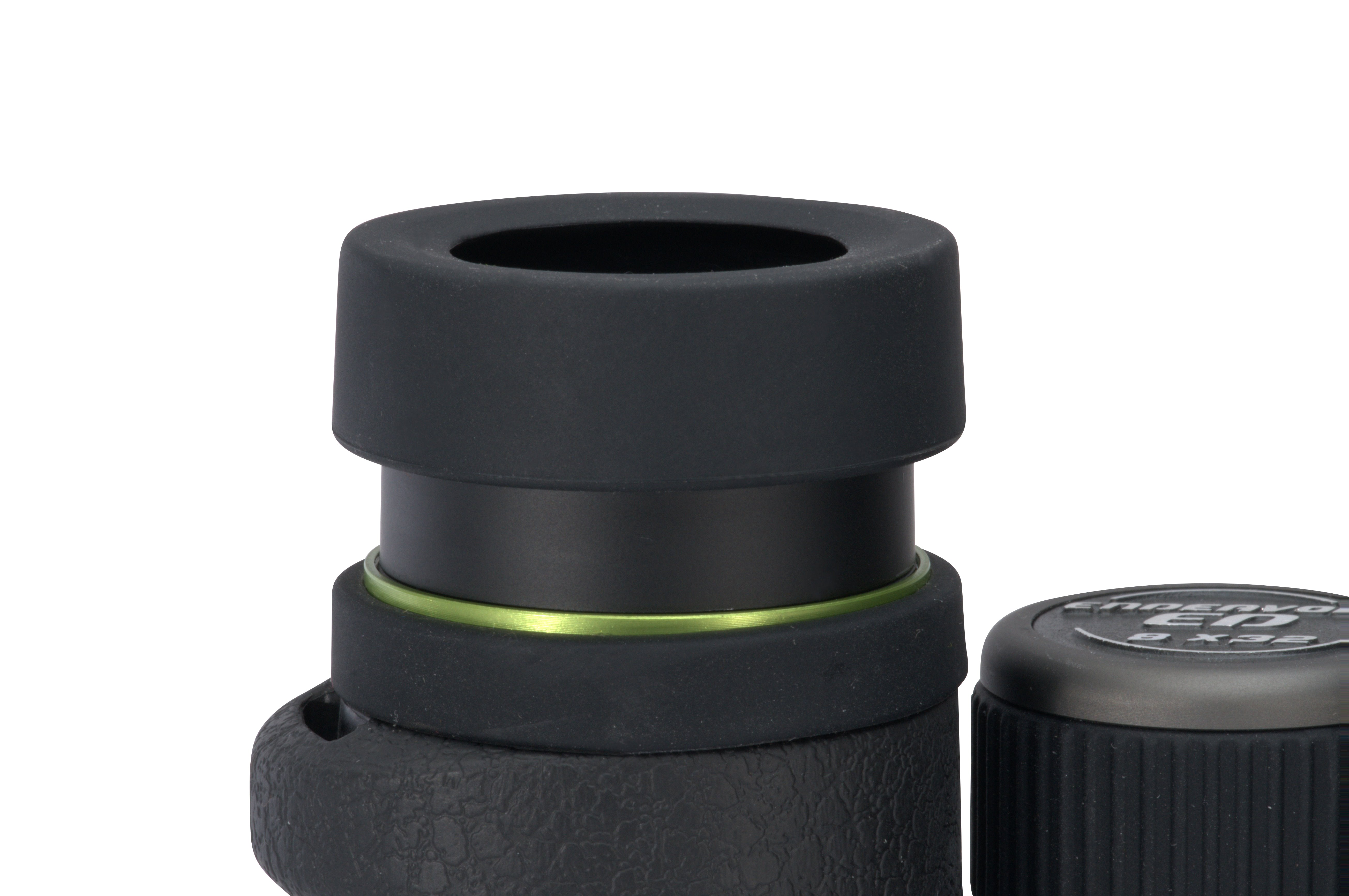 Primer plano de un monocular negro con un anillo verde y una tapa negra. Fondo blanco.