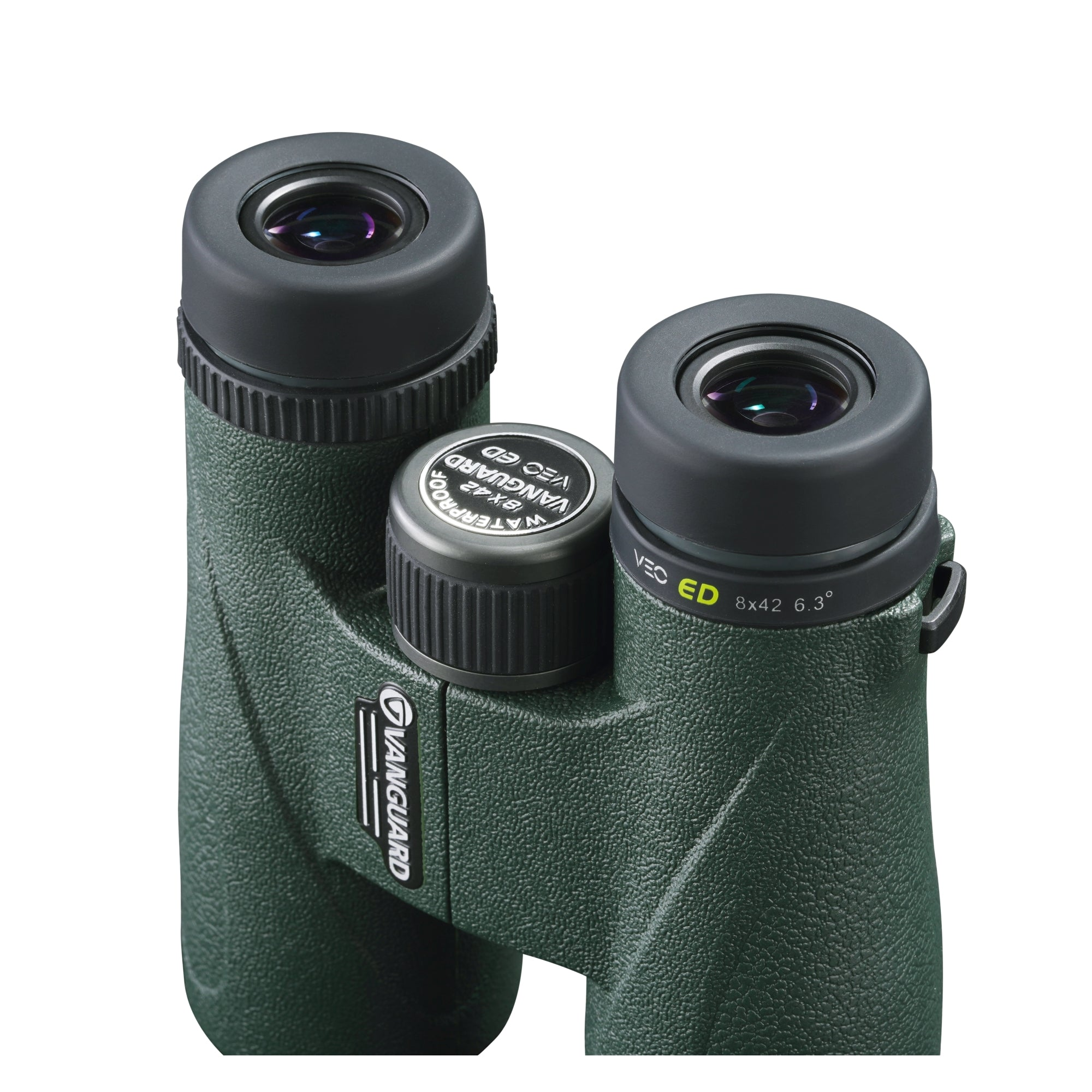 Prismáticos verdes Vanguard, modelo VEO ED 8x42, con tapas de ocular negras, sobre fondo blanco.