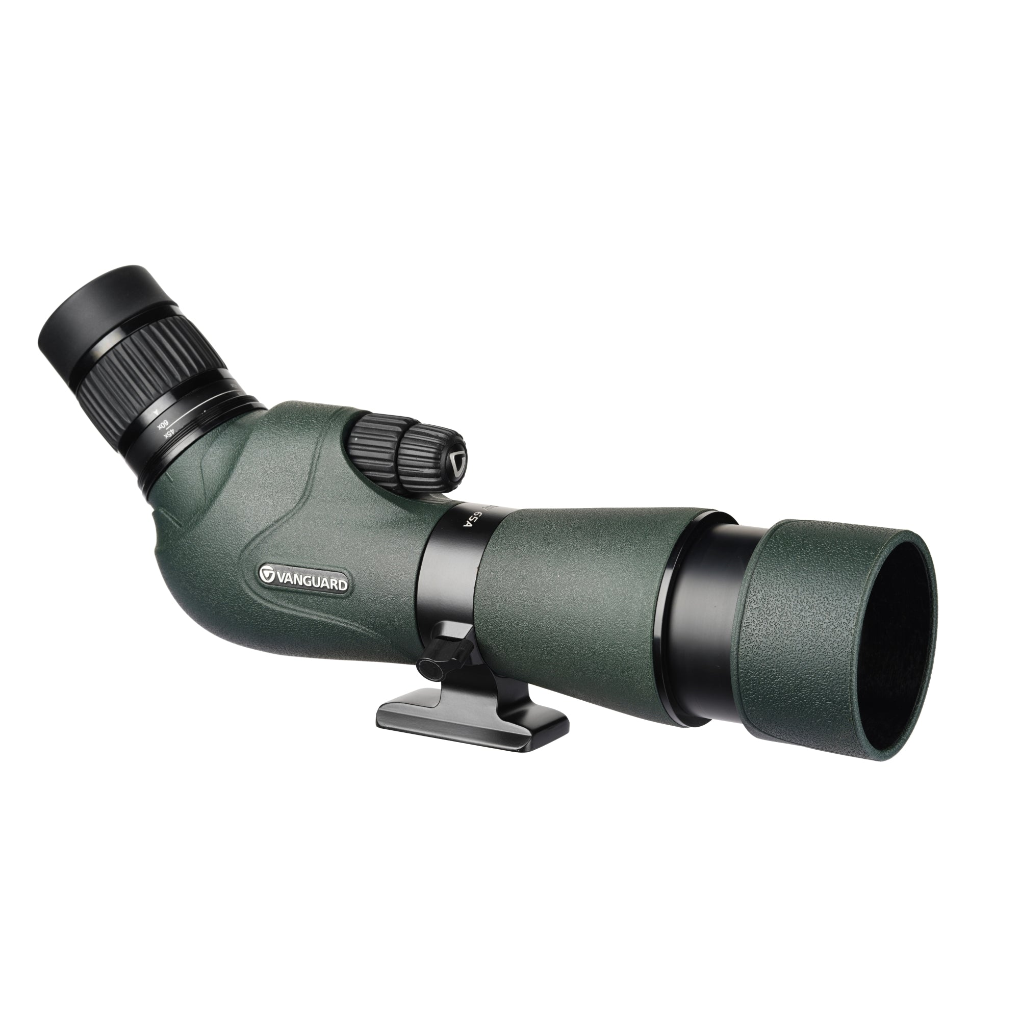 Un telescopio terrestre verde Vanguard sobre un fondo blanco. Tiene un ocular y una lente objetivo negros.