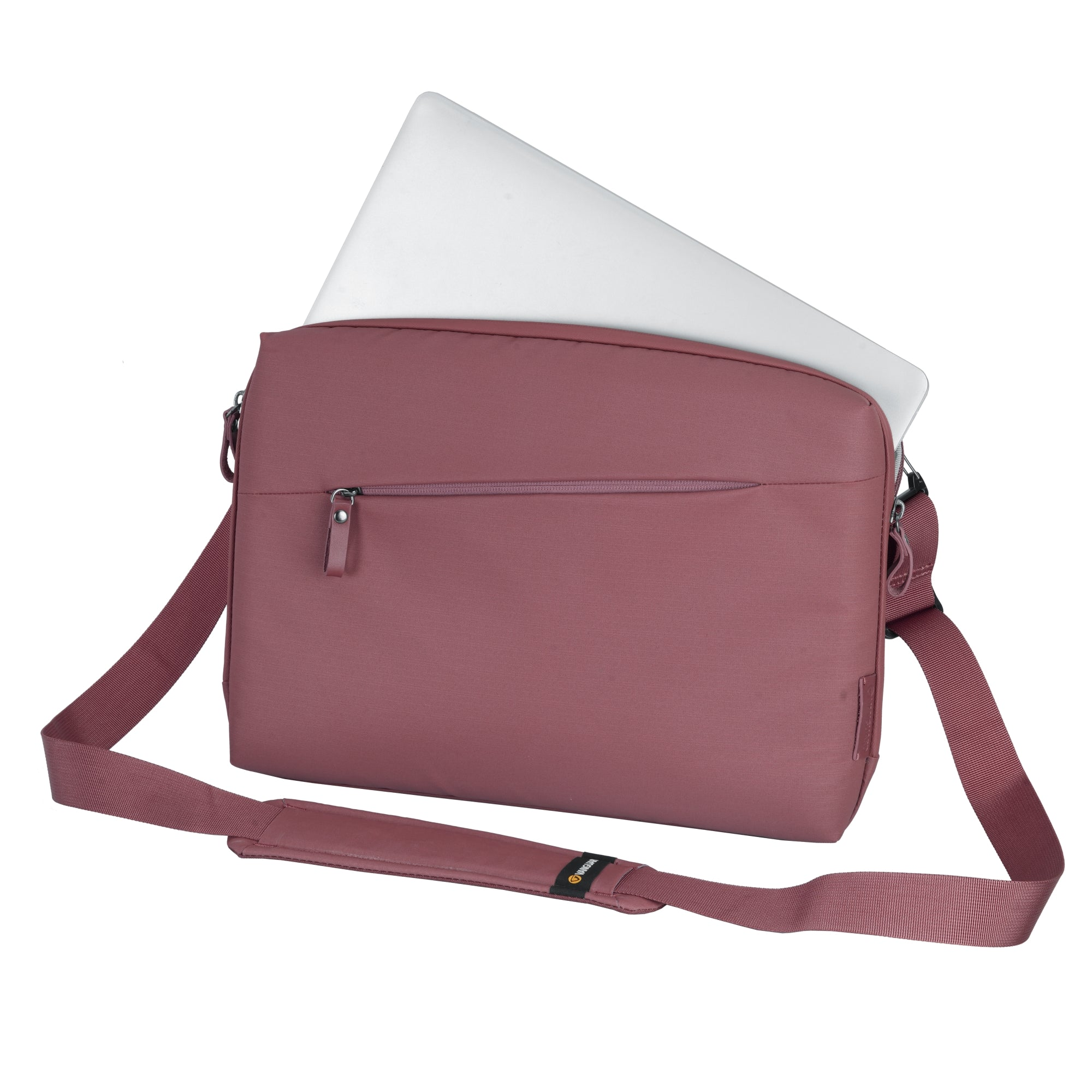 Un bolso mensajero granate con un portátil dentro. El bolso tiene una correa para el hombro. El fondo es blanco.
