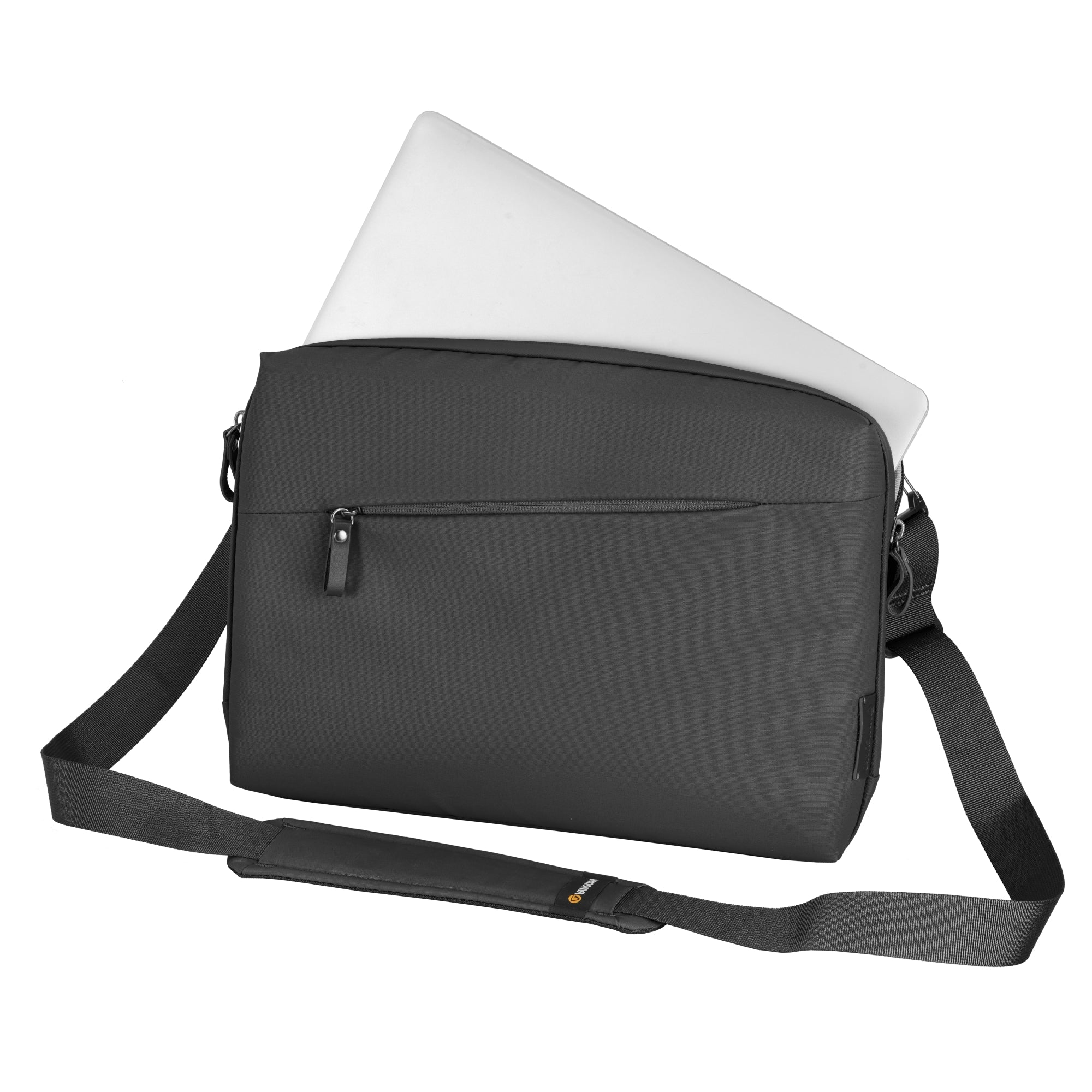 Un bolso mensajero negro con un portátil dentro. El bolso tiene una correa para el hombro. El fondo es blanco.