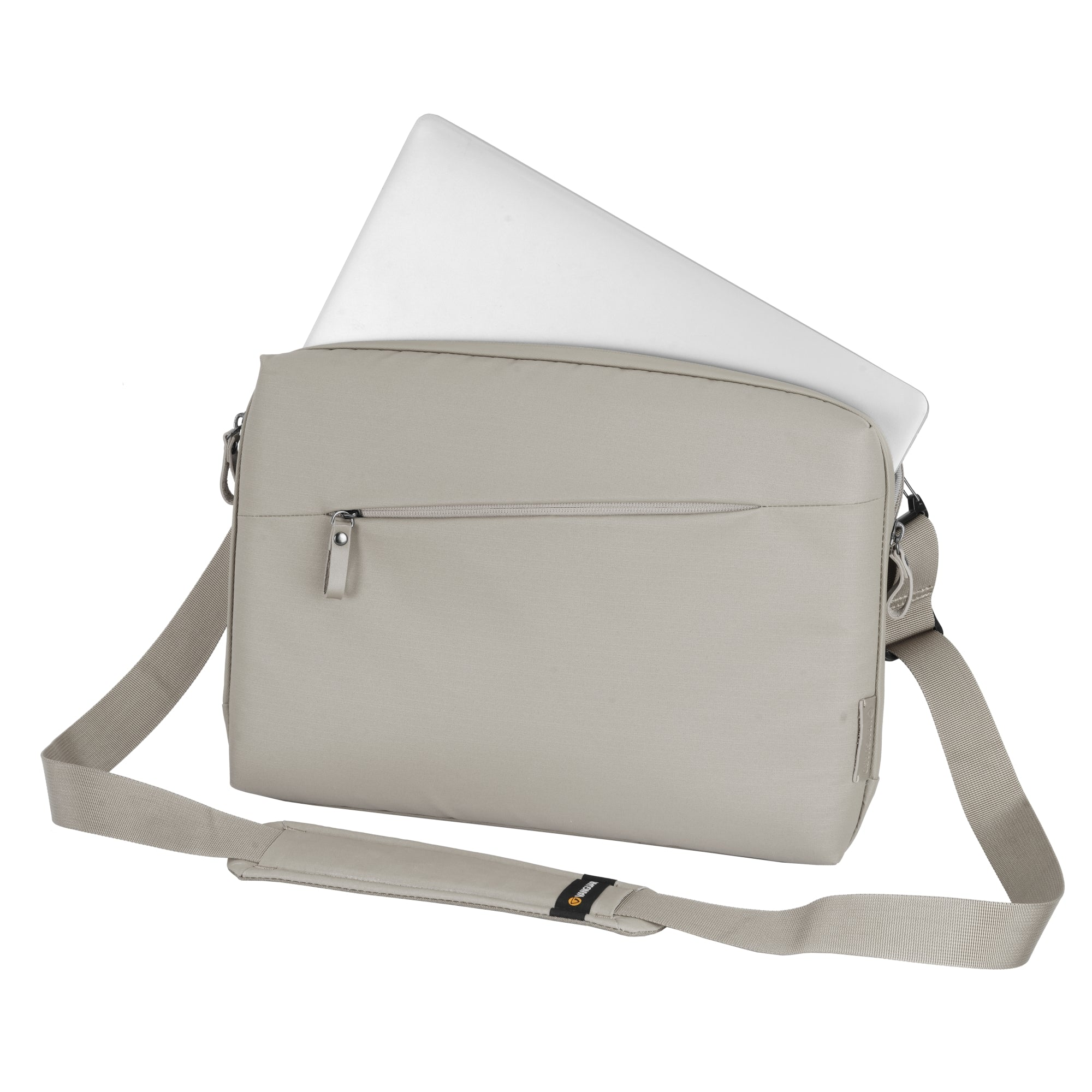 Una bandolera beige con un portátil dentro. Tiene una correa larga, una cremallera y un fondo blanco.
