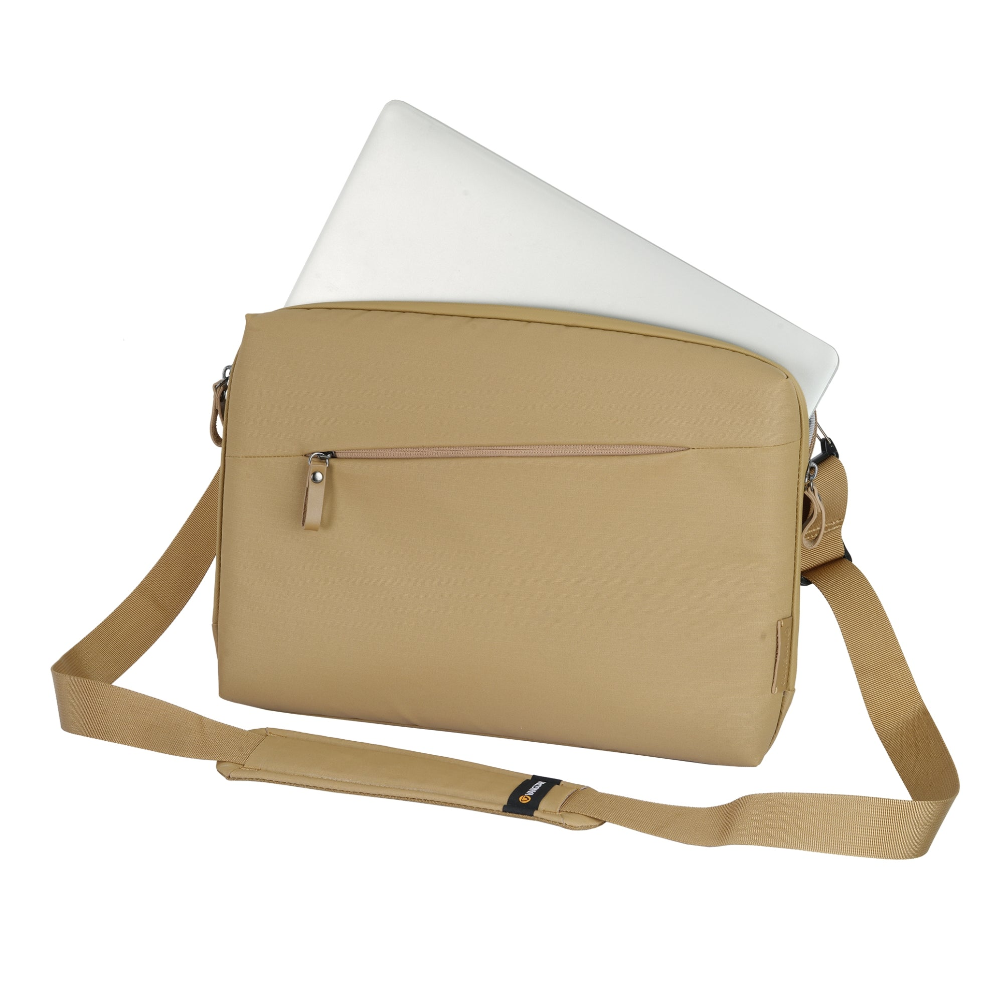 Bolso mensajero beige con portátil. Tiene correa para el hombro y cierre de cremallera. Aislado sobre fondo blanco.