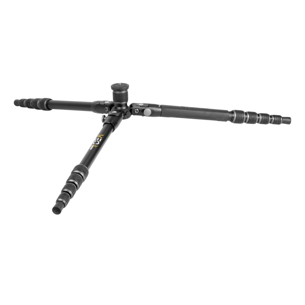 Un trípode negro con tres patas que se extienden hacia afuera. El centro tiene una cabeza para montar una cámara. El fondo es blanco.