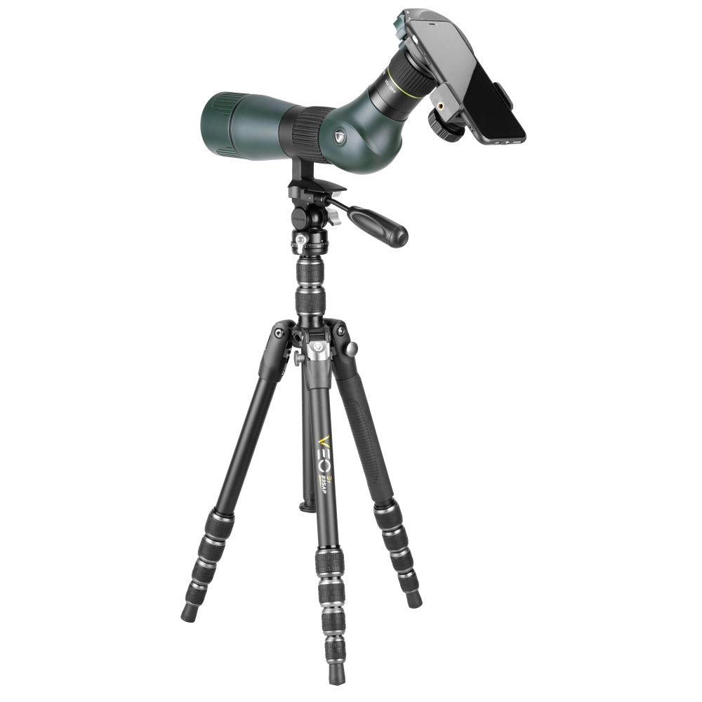 Un telescopio terrestre verde con un teléfono adjunto, montado en un trípode negro. La configuración está sobre un fondo blanco. El teléfono es negro.