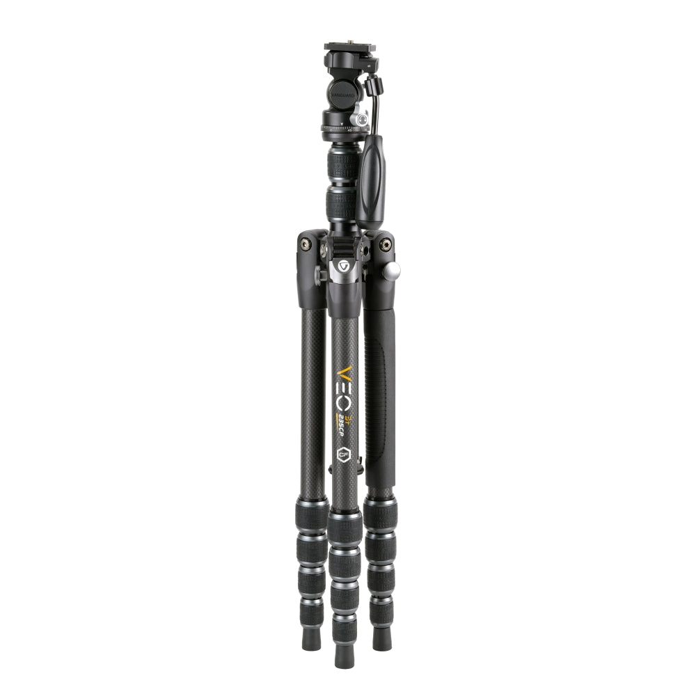 Un trípode negro Vanguard VEO 235CP. Tiene tres patas y una rótula. Las patas son de fibra de carbono.