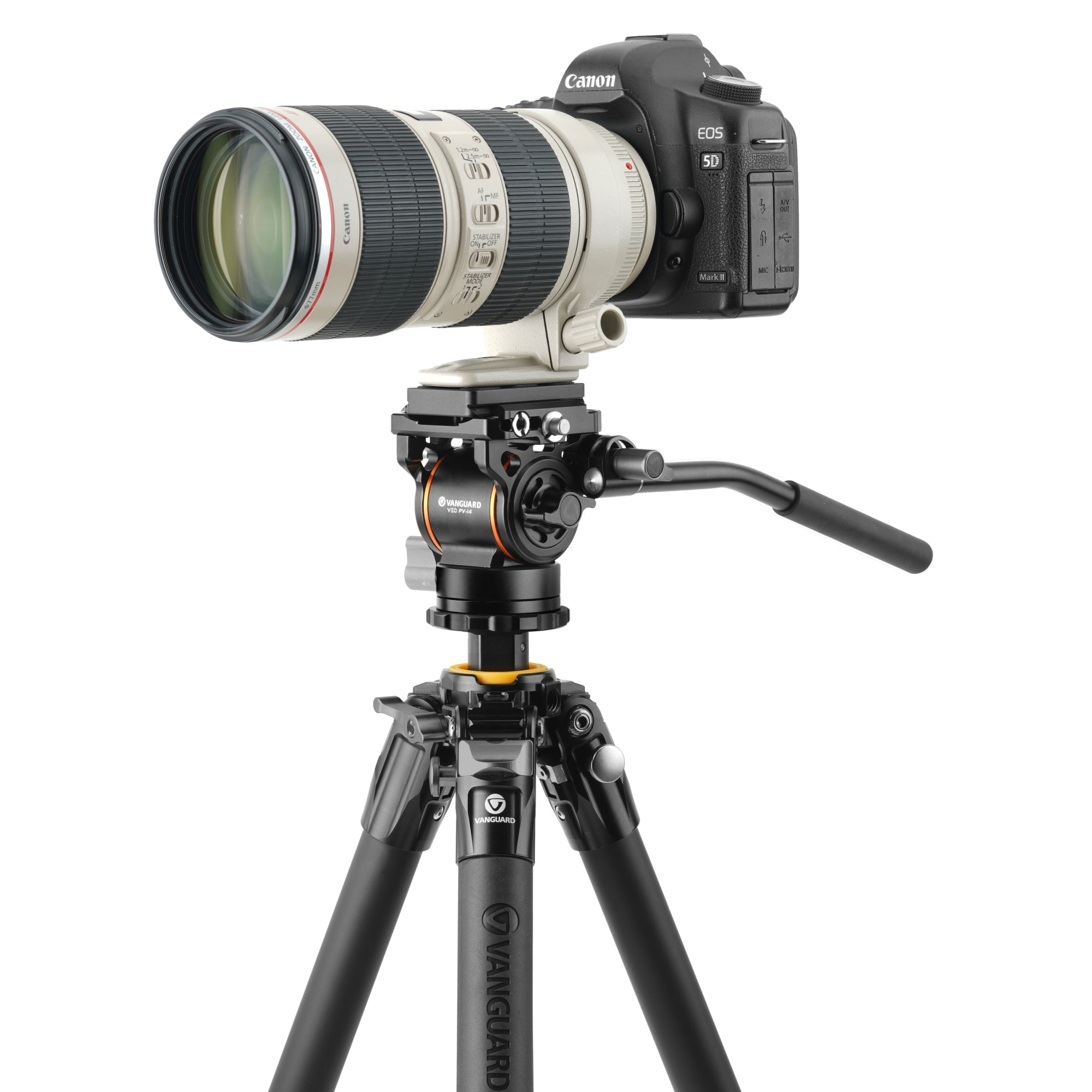 Una cámara Canon con lente está montada en un trípode Vanguard. La escena es contra un fondo blanco.