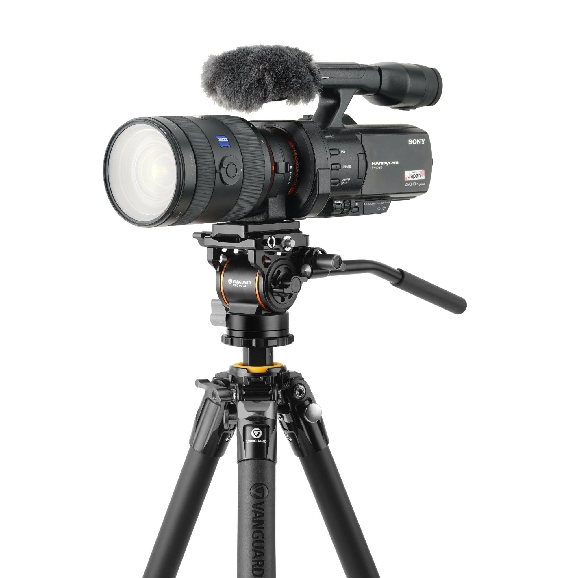 Una videocámara Sony con lente Zeiss y micrófono sobre un trípode Vanguard, contra un fondo blanco.