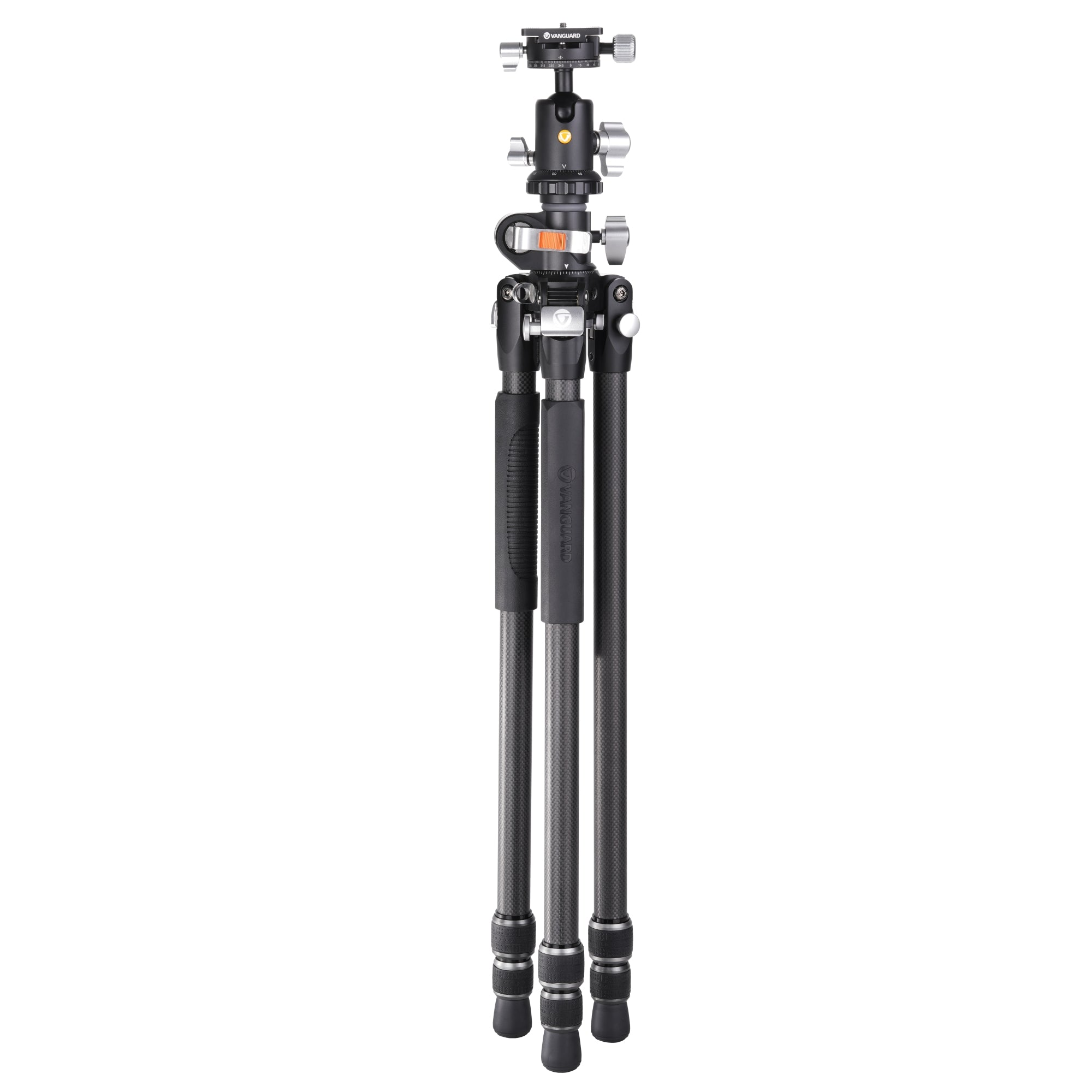 Un trípode Vanguard negro y plateado está en posición vertical. Tiene tres patas, una columna central y una cabeza para la cámara.