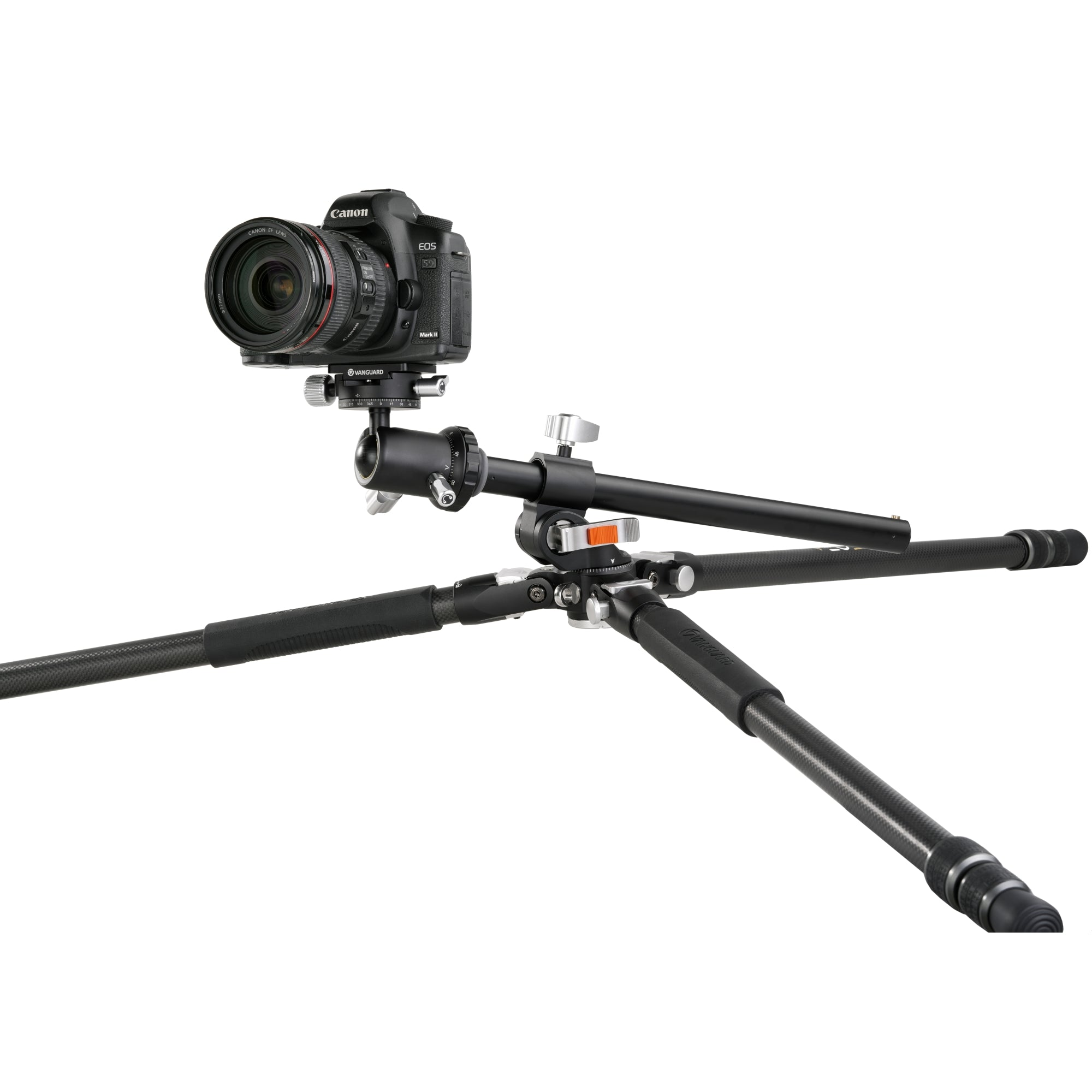 Una cámara Canon está montada en un trípode Vanguard negro. El trípode tiene tres patas y el fondo es blanco.