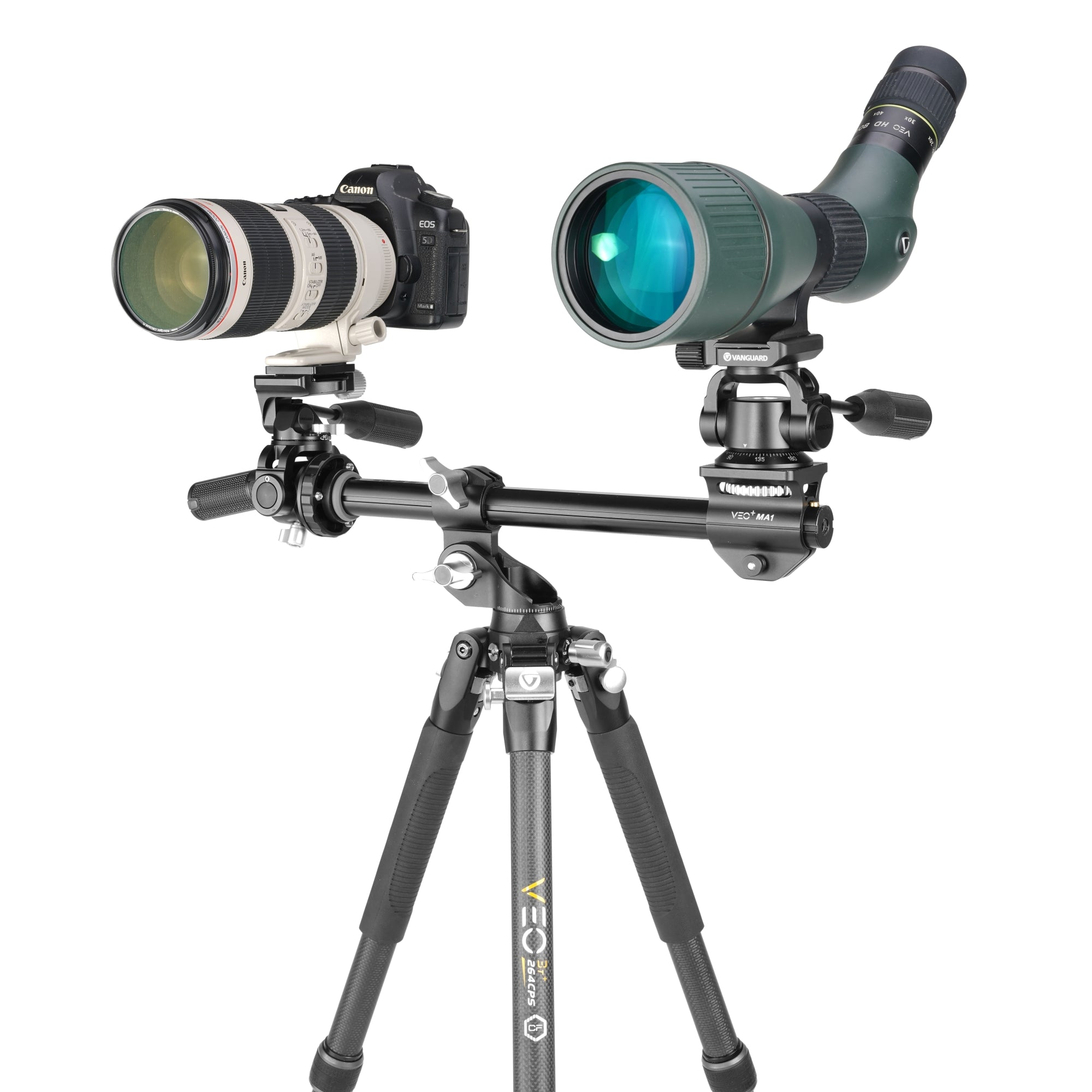 Una cámara y un telescopio terrestre están montados en un trípode. La cámara es Canon y el telescopio es verde.