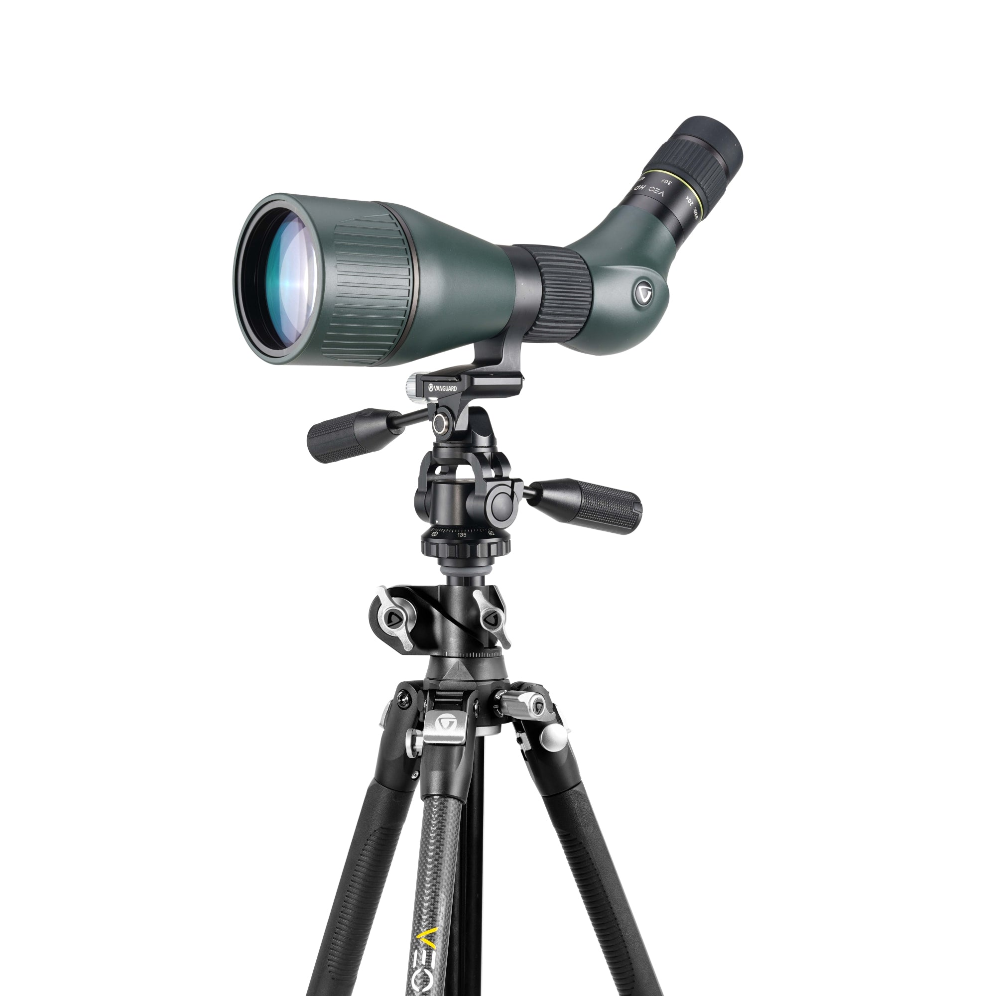 Un telescopio terrestre verde sobre un trípode negro. El telescopio está inclinado hacia arriba. El fondo es blanco liso.