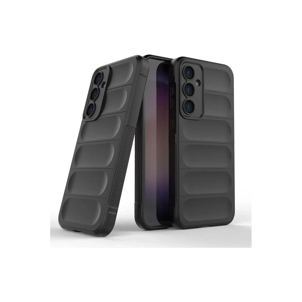 Ortada bir telefon bulunan üç siyah telefon kılıfı. Kılıflar, kamera kesiklerine sahip dokulu bir tasarıma sahiptir. Beyaz arka plan.