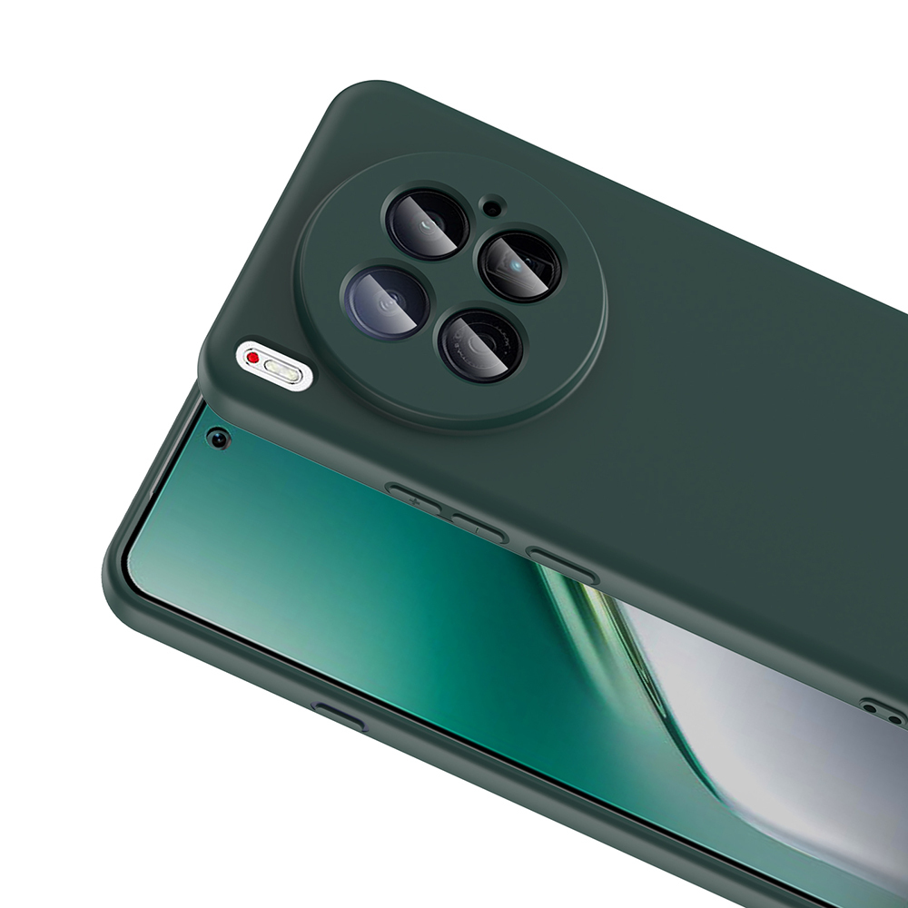 Dairesel kamera dizilimine sahip koyu yeşil bir telefon kılıfı. Telefon ekranı görülebilir. Kılıf beyaz bir arka plan üzerinde.
