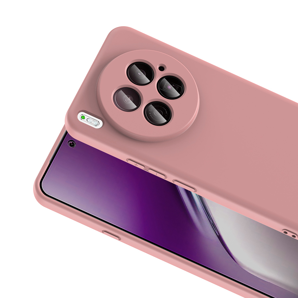 Pembe bir telefon kılıfı, hafif açılı. Dört lensli dairesel bir kamera çıkıntısı ve altında görünen bir ekranı var.