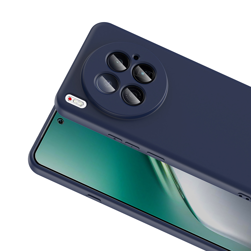 Dört kamera lensli mavi bir telefon kılıfı gösteriliyor. Ekran yeşil. Kılıf beyaz bir yüzeyin üzerine yerleştirilmiş.