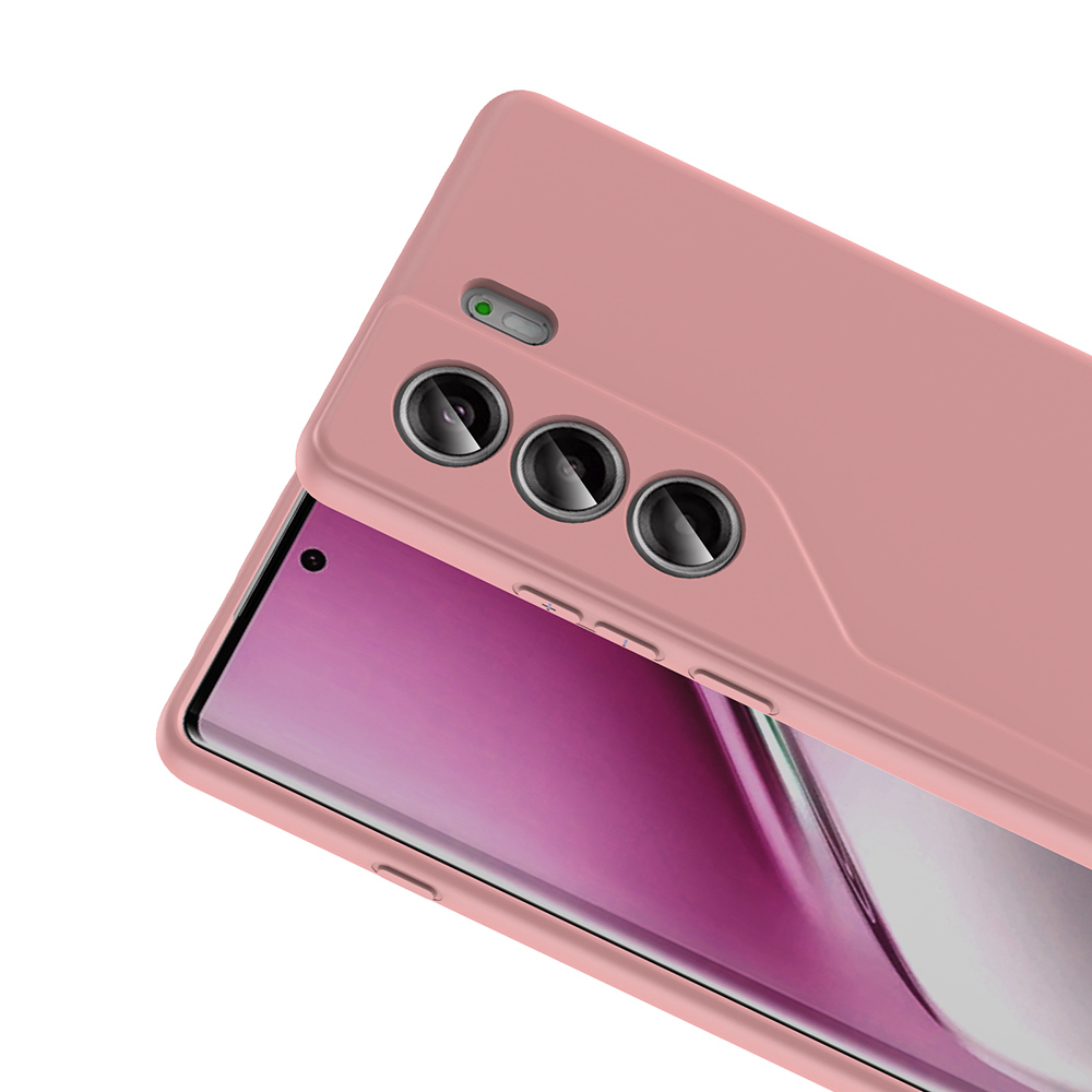 Pembe bir telefon açılı olarak gösteriliyor, üç mercek içeren bir kamera modülü ile. Ekran pembe bir gradyan görüntülüyor.