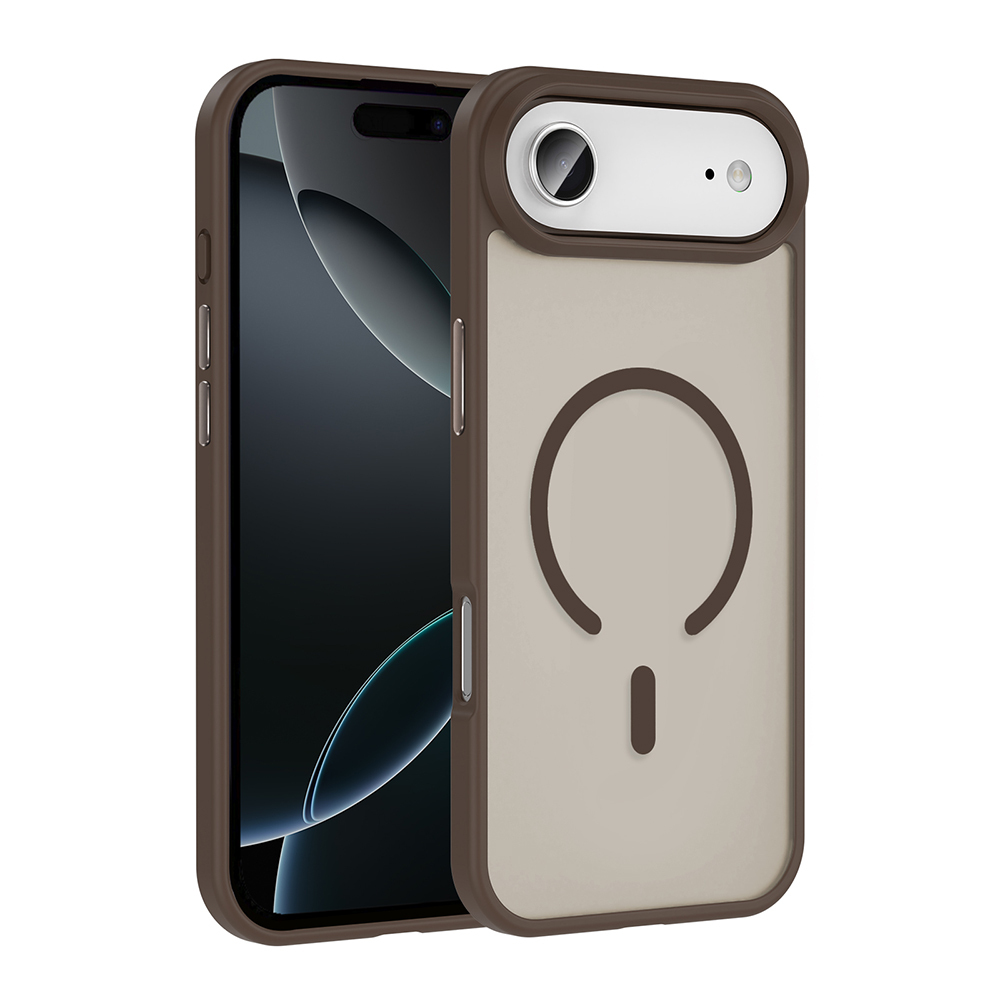 Kahverengi kılıflı bir iPhone. Kılıfın arkasında dairesel bir tasarım var. Telefon beyaz bir arka plan üzerinde.