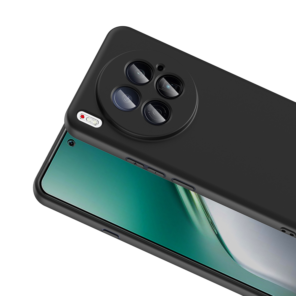 Dört kamera lensli siyah bir akıllı telefon kılıfı. Telefon ekranı görünür durumda. Kılıf hafif açılı.