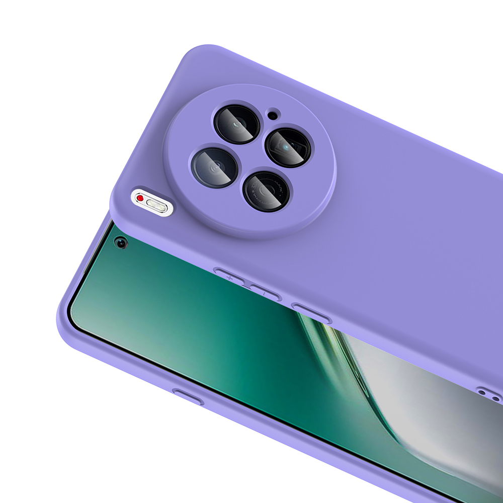 Dört lensli bir kamera çıkıntısına sahip mor bir telefon kılıfı açılıdır. Kılıfın altında bir telefon ekranı görülebilir.