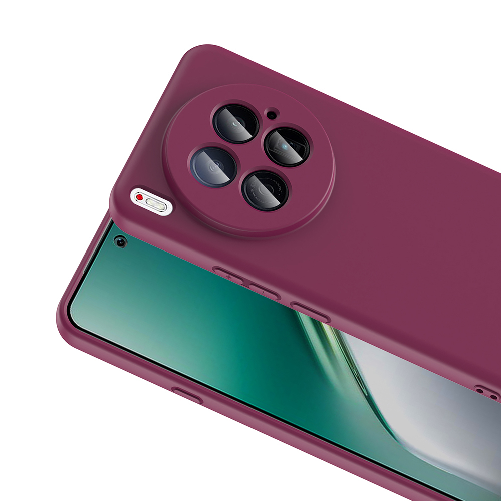 Dört kamera merceğine sahip koyu kırmızı bir telefon kılıfı, yeşil bir ekranın üzerine yerleştirilmiş. Kılıfın düğmeleri ve bir flaşı var.